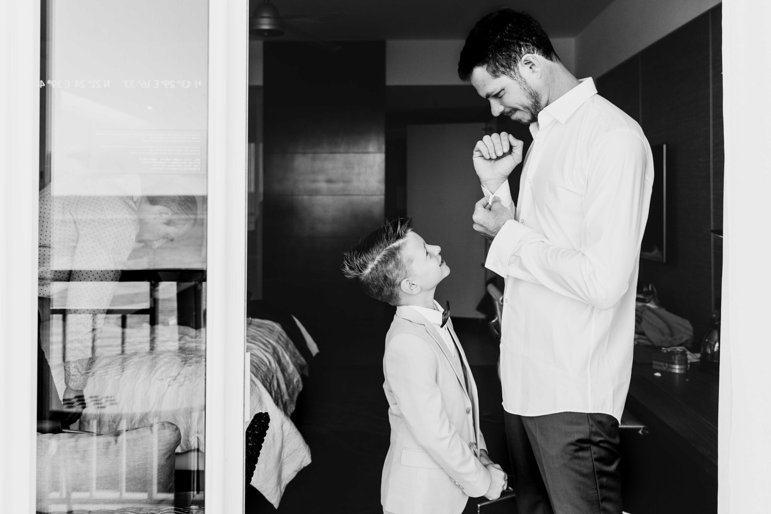 la marié et son fils se préparent ensemble pour le mariage, photo noir et blanc