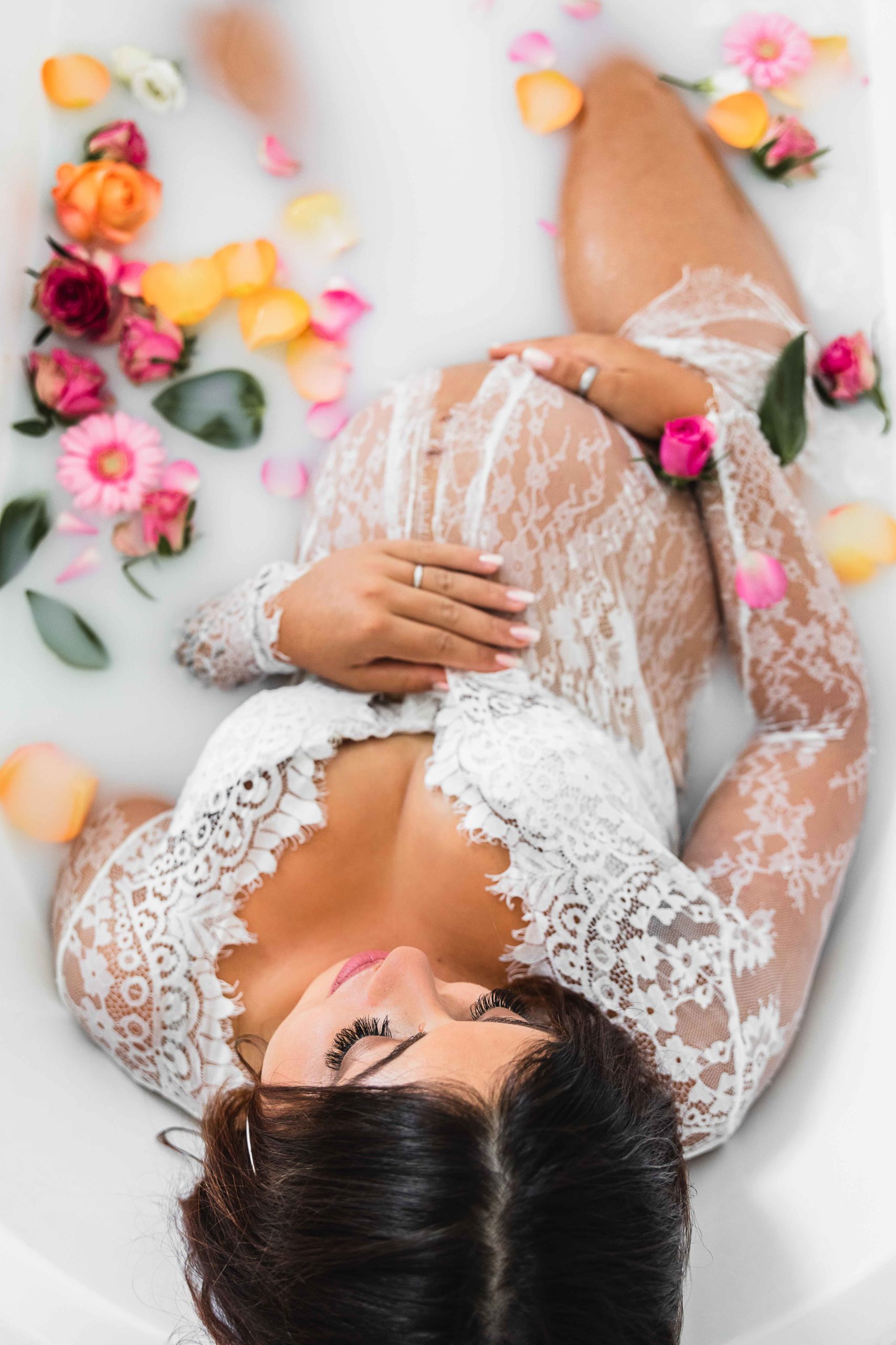 femme enceinte dans un bain de lait fleuri