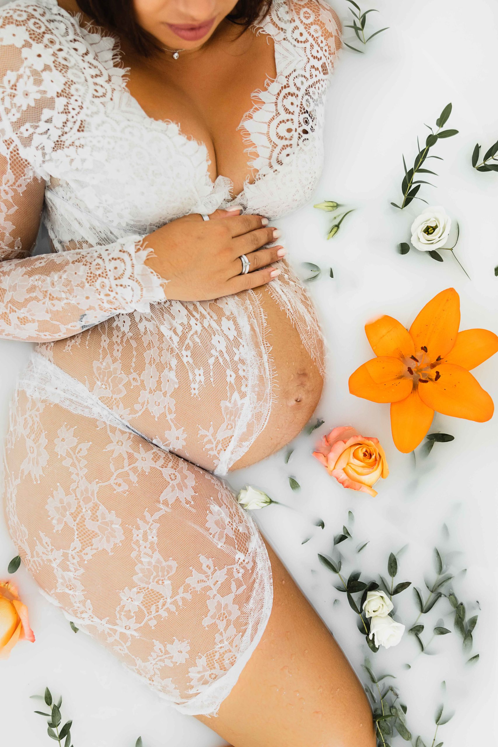 femme enceinte dans un bai n de lait fleuri