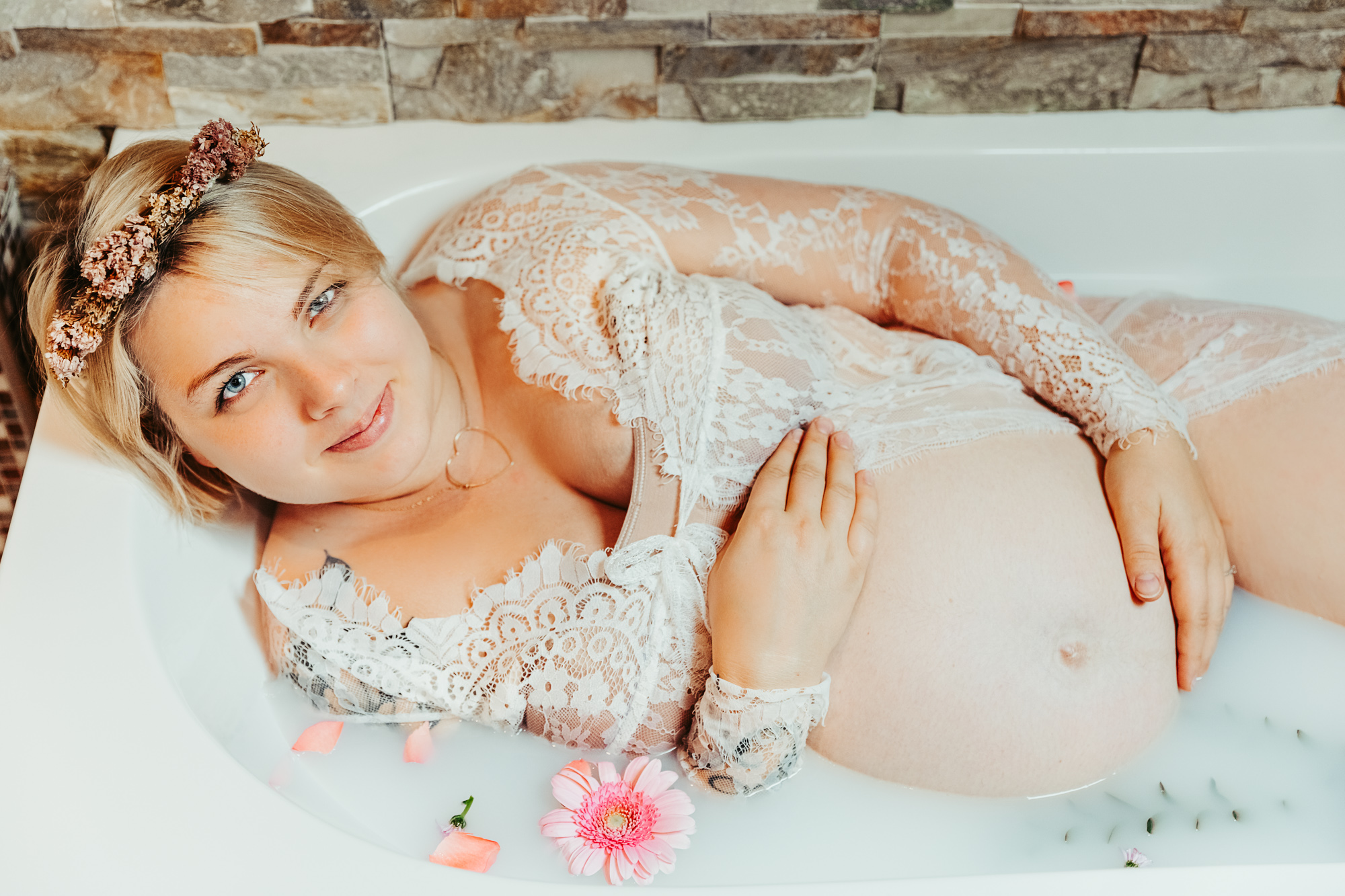 femme enceinte dans un bain de lait fleuri