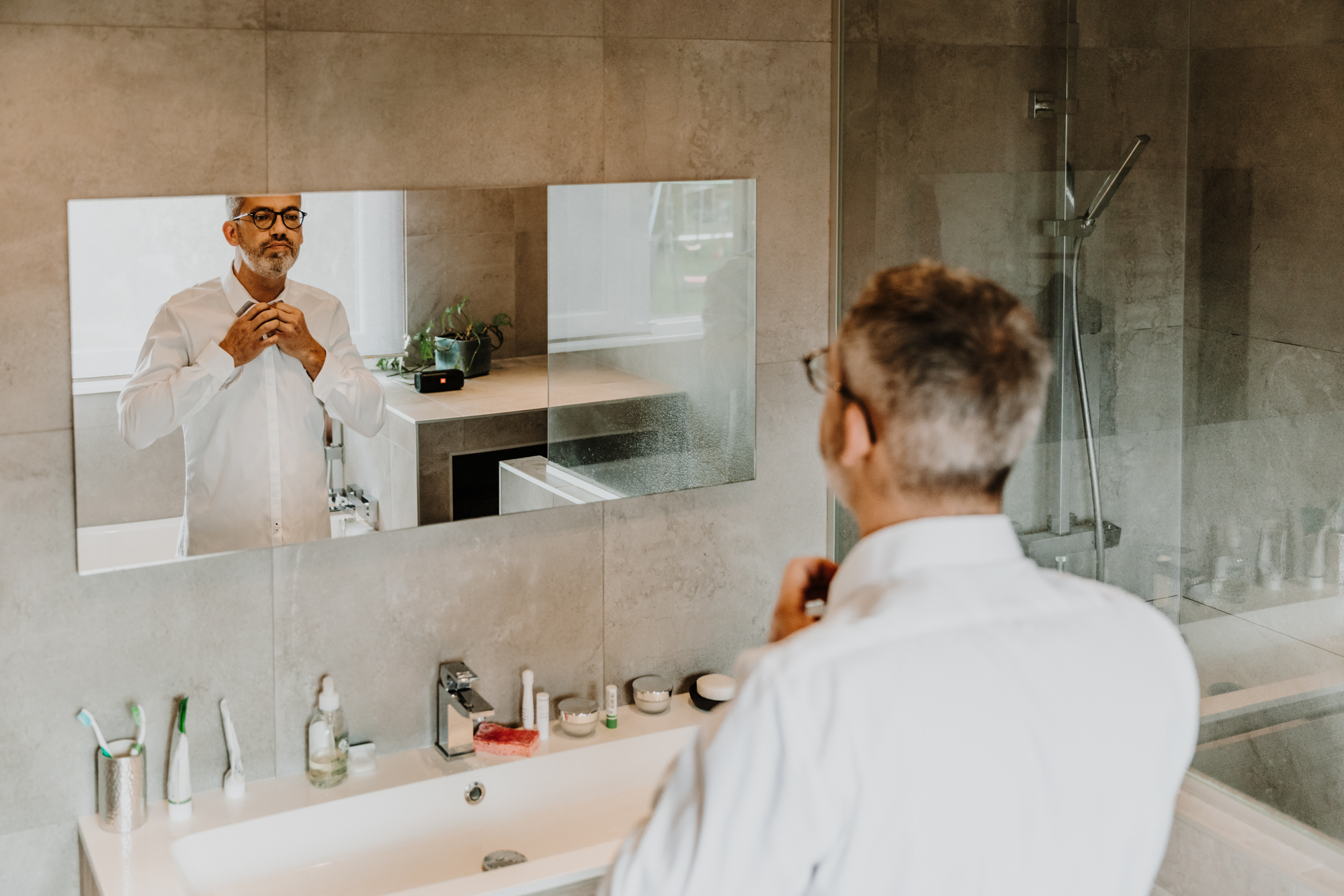 le marié se prépare devant le miroir de la salle de bain