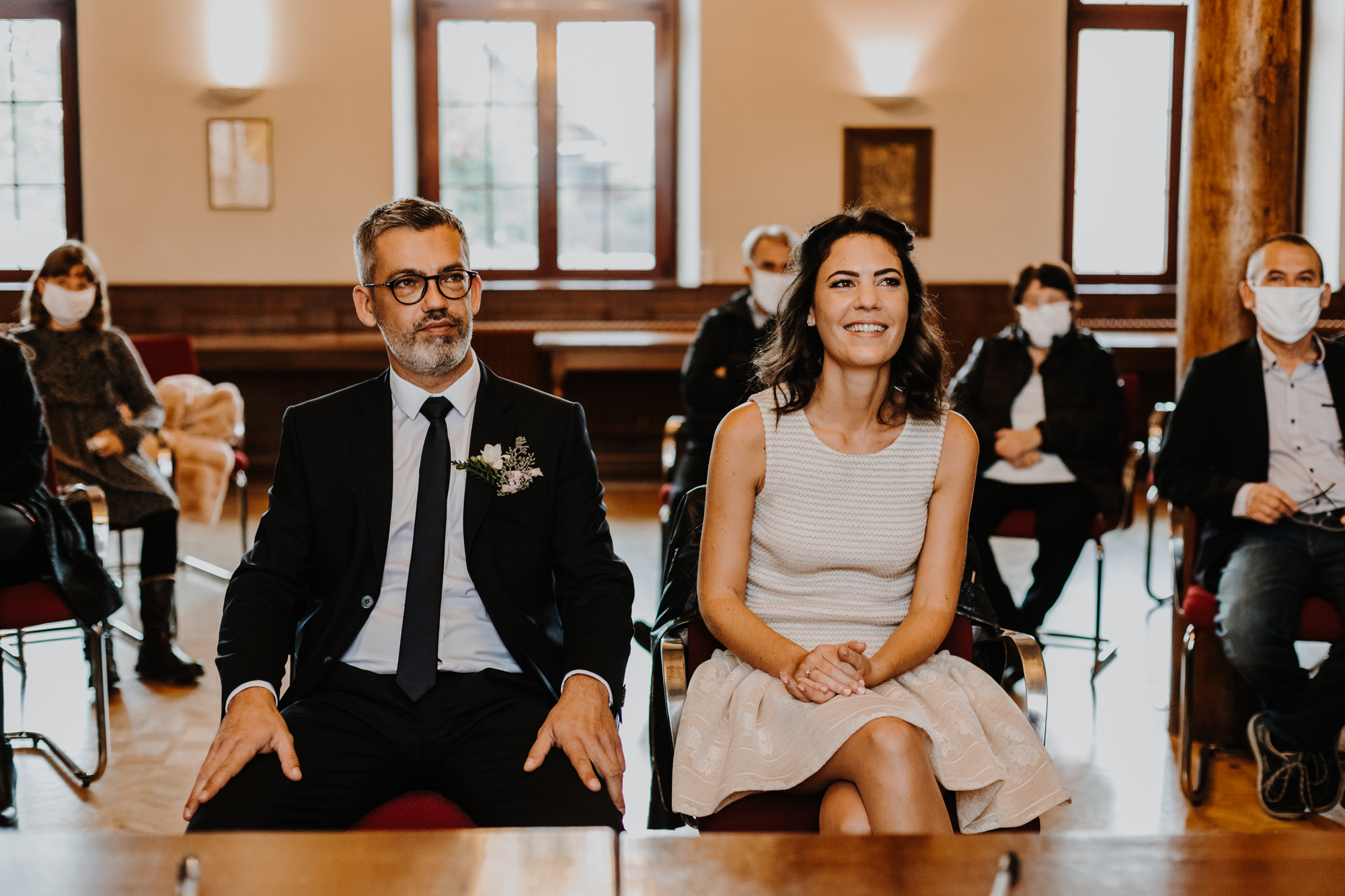 cérémonie civile à la mairie de sausheim, les mariés assis côte à côte en face du maire