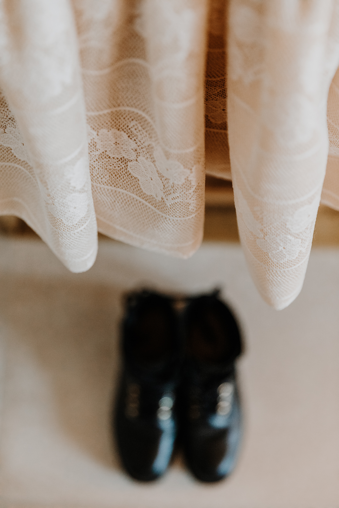 détail du tissus de la robe de mariée et des chaussures