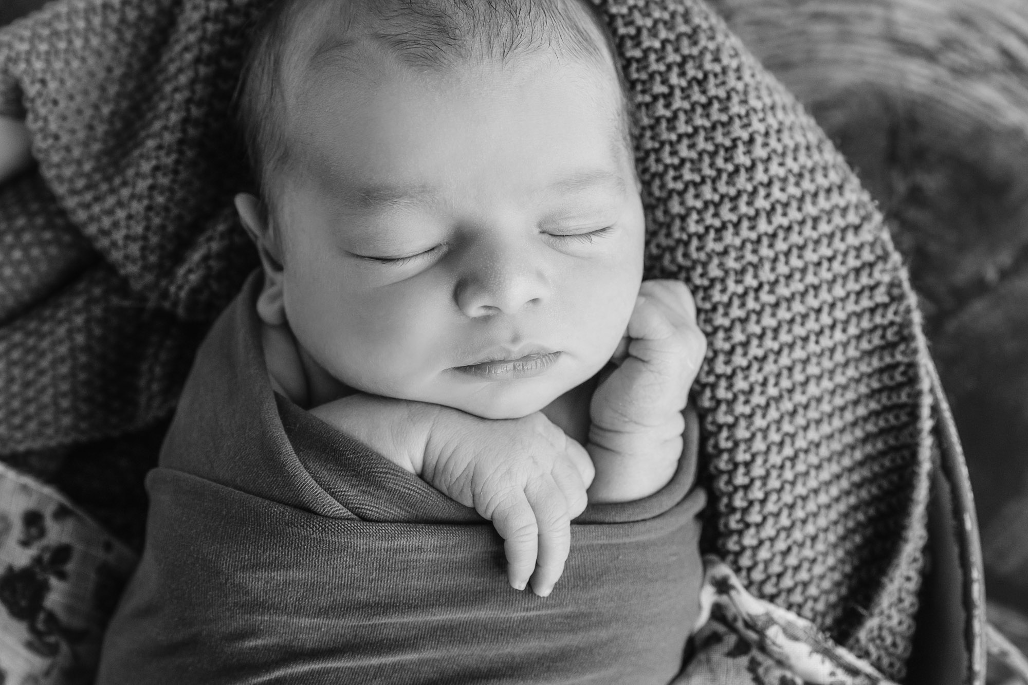 bébé endormi photo noir et blanc