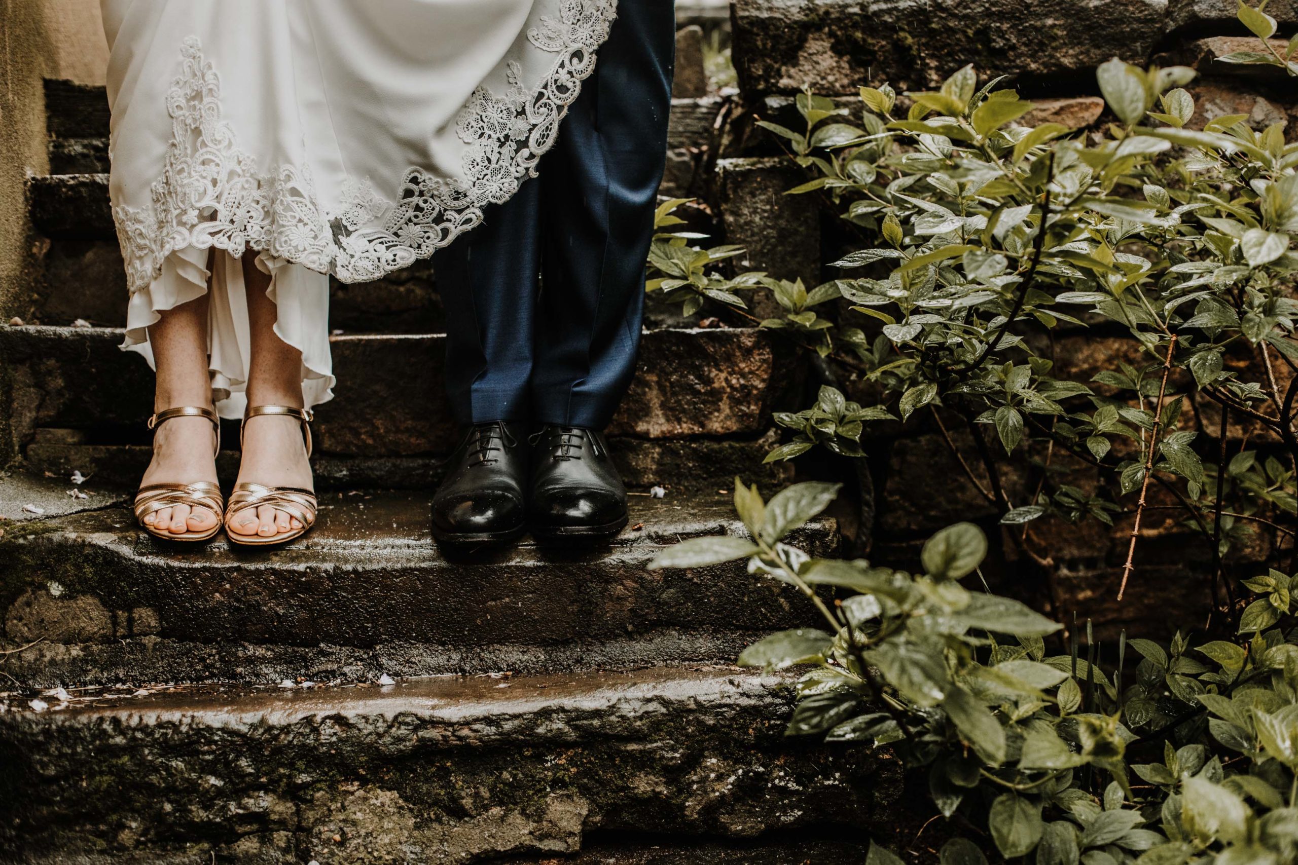 détail des jambes des mariés, côte à côte