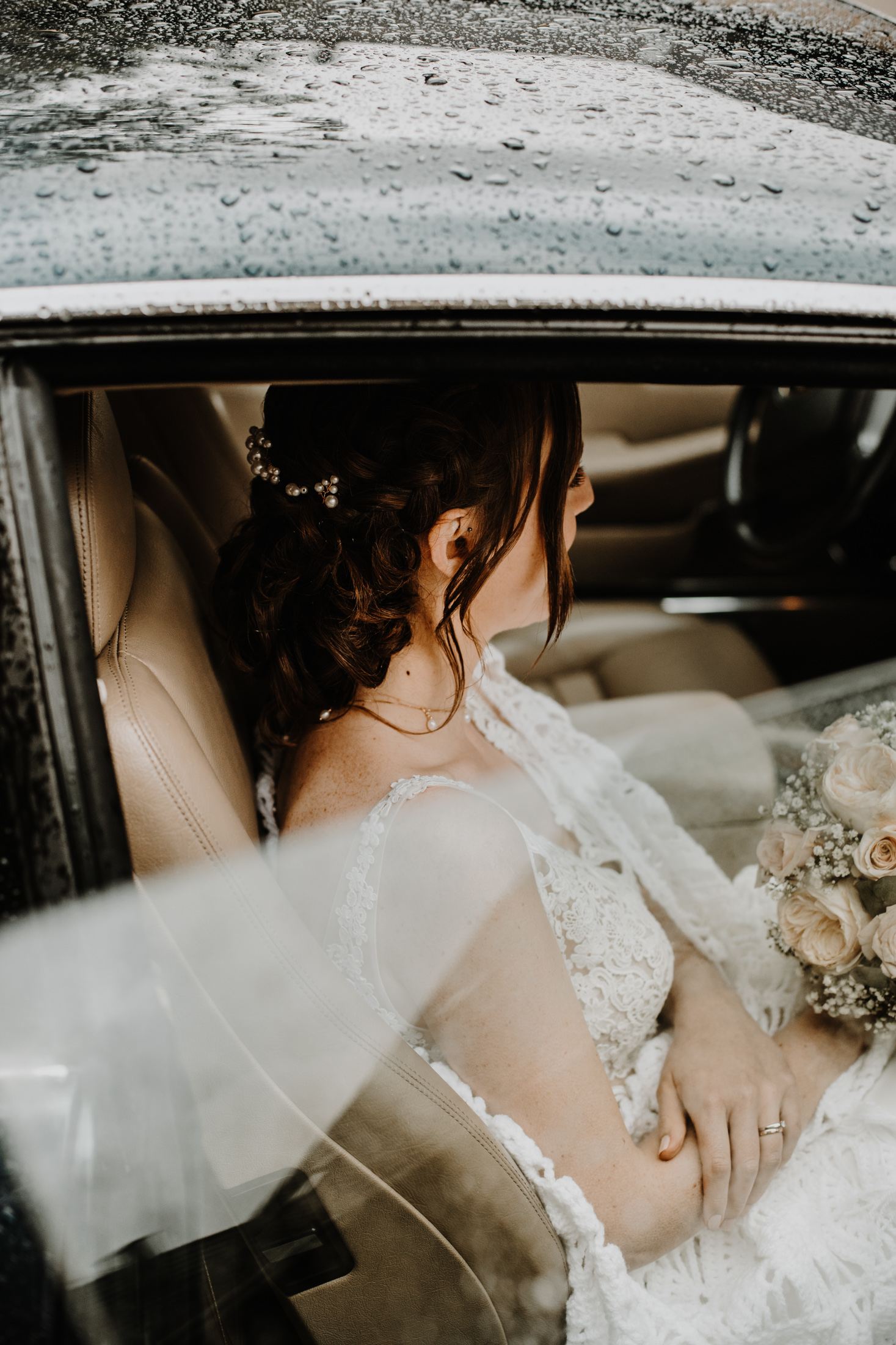 la mariée assise dans la voiture ancienne