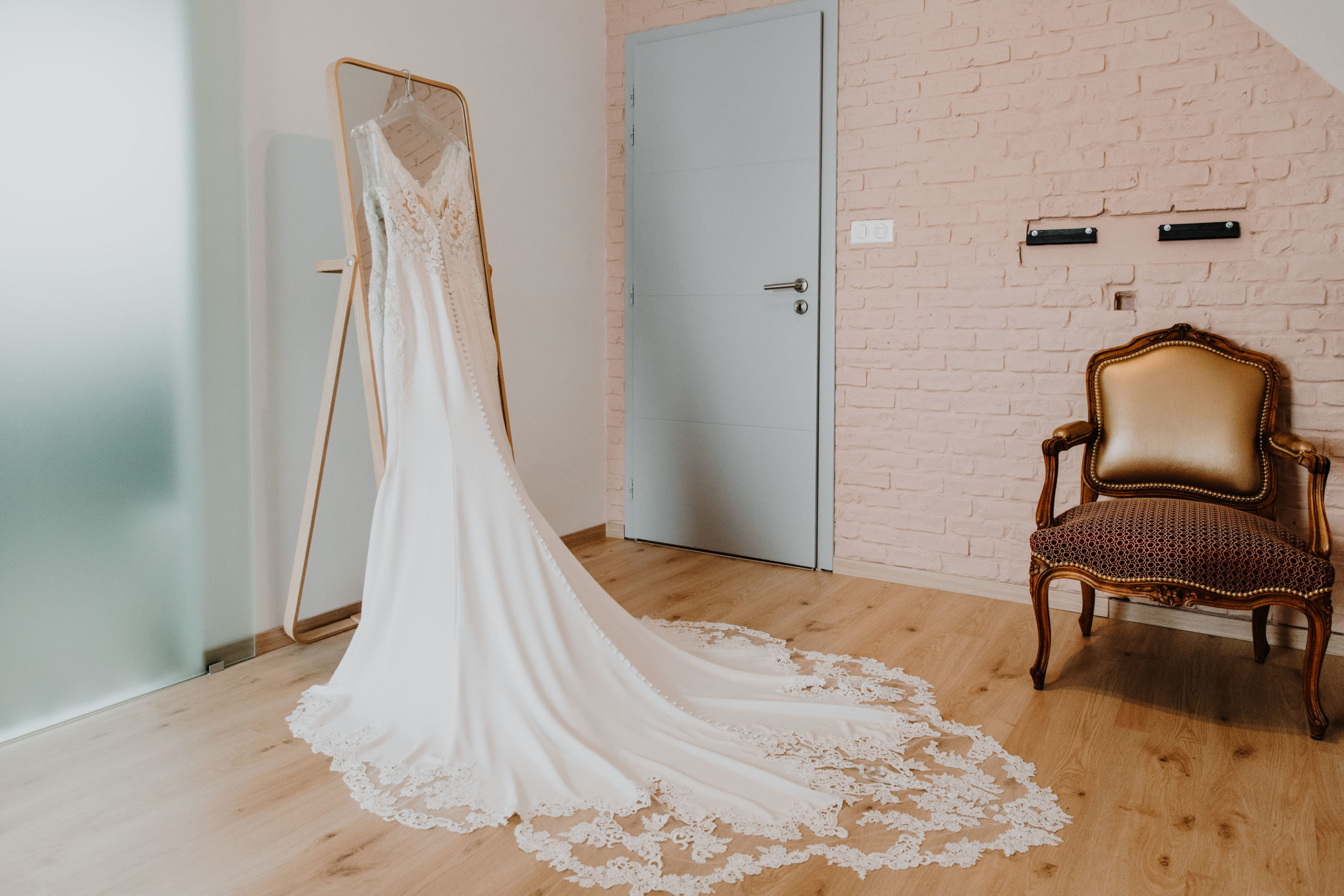 la robe de la mariée accrochée sur un centre dans la chambre