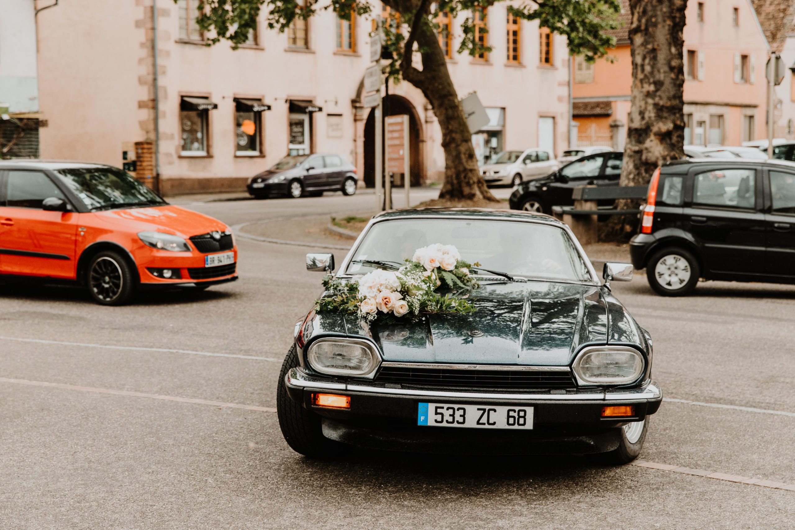 la mariée arrive à la mairie dans une jaguar vintage