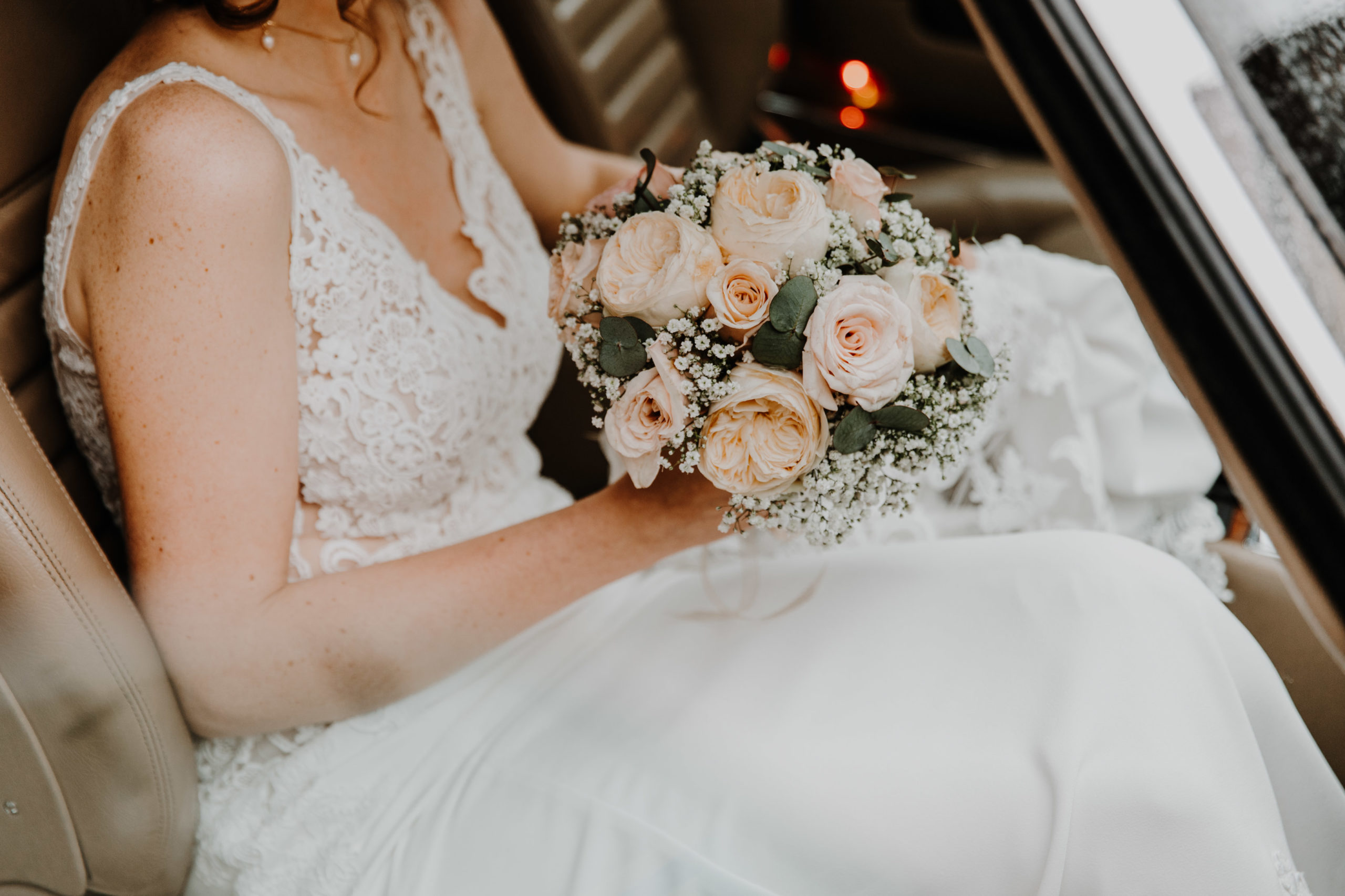 la marié dans une voiture vintage, détail du bouquet