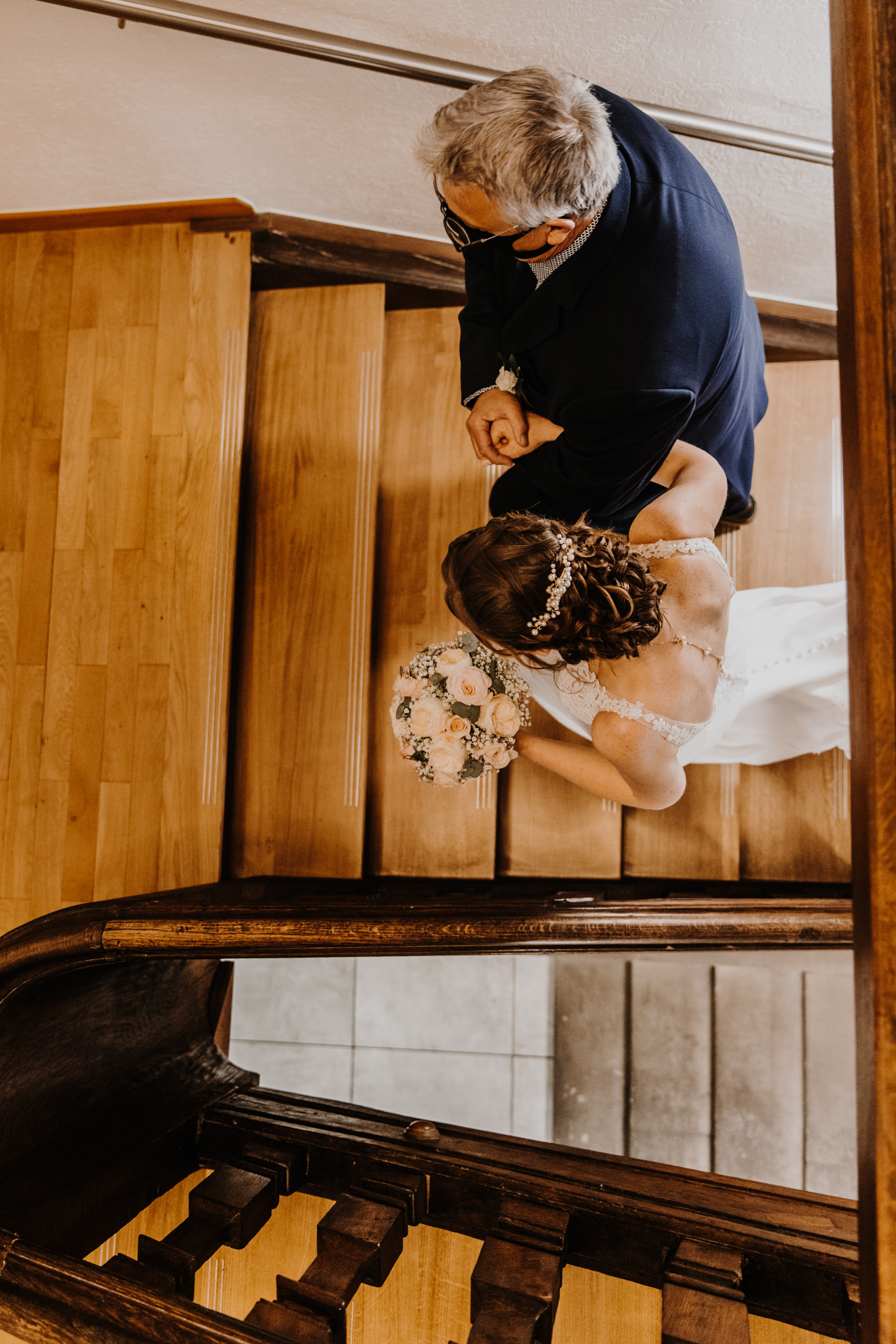 la mariée monte les escalier de la mairie aux bras de son père