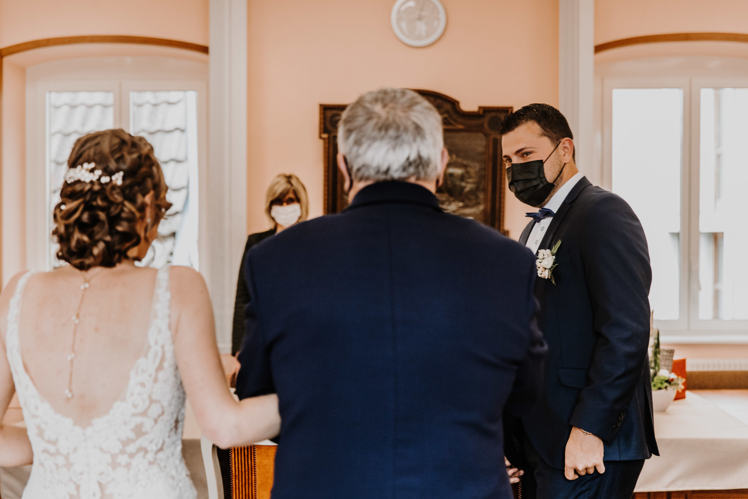 la mariée entre dans la salle des mariages au bras de son père, son mari la découvre
