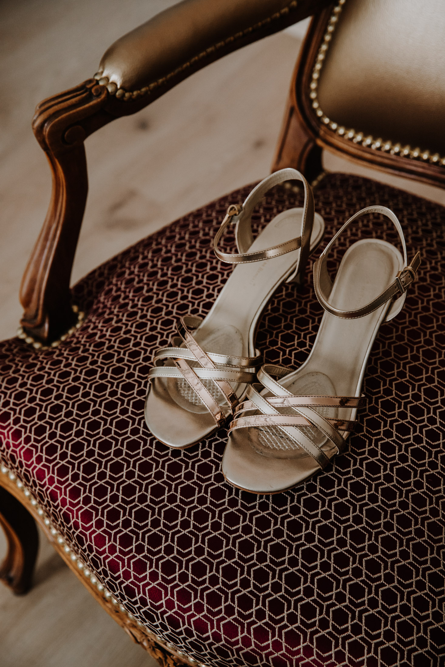 les chaussures de la mariée posées sur une faufile ancien rouge et doré