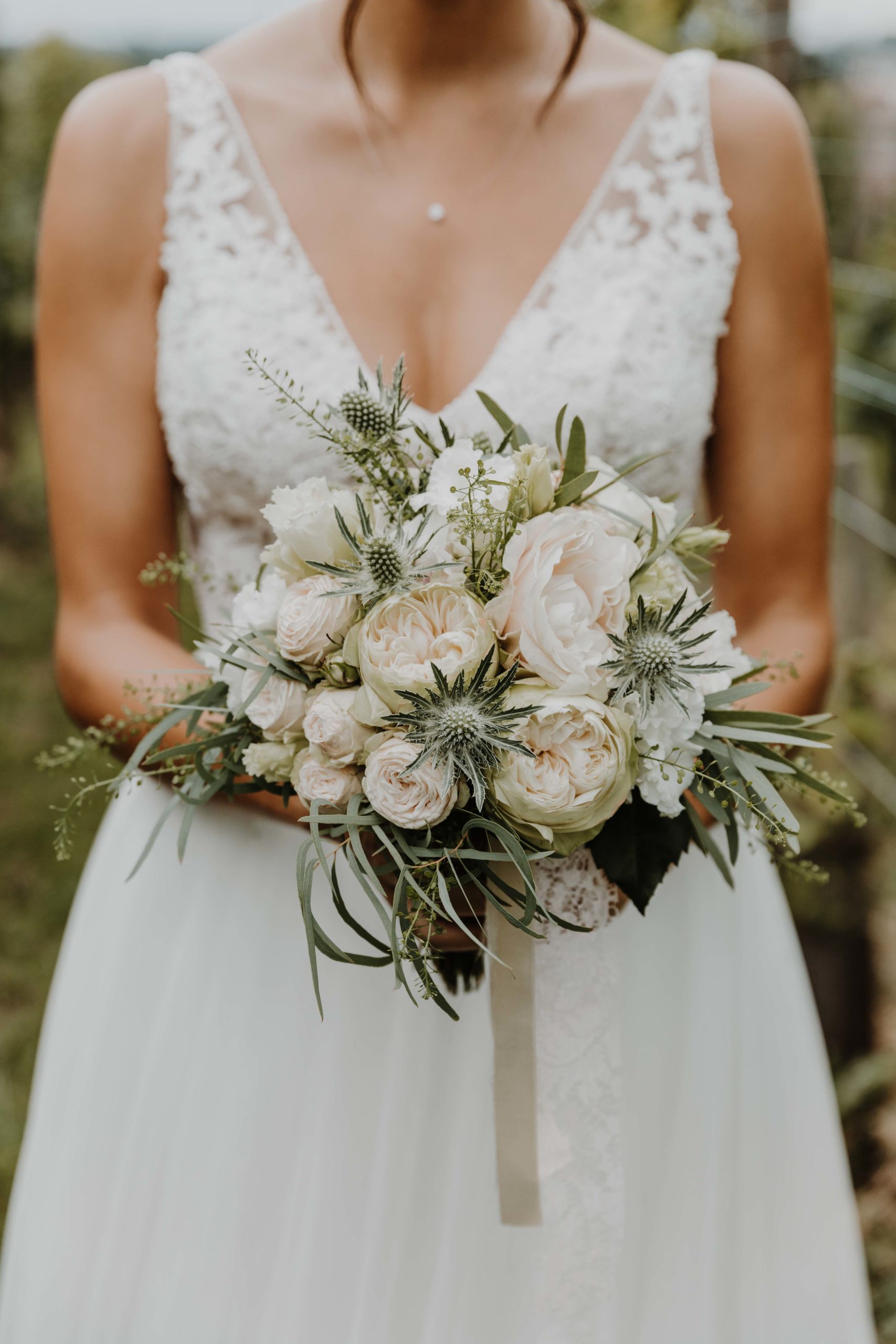 détail du bouquet dans les ains de la mariée