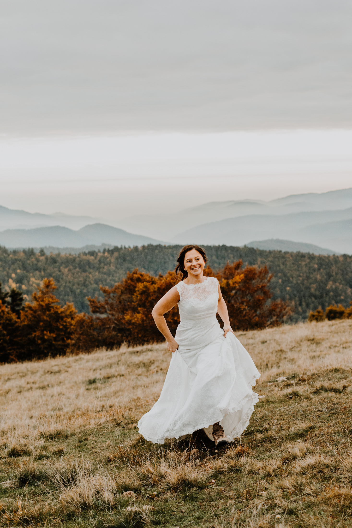 la mariée court dans la montagne en riant