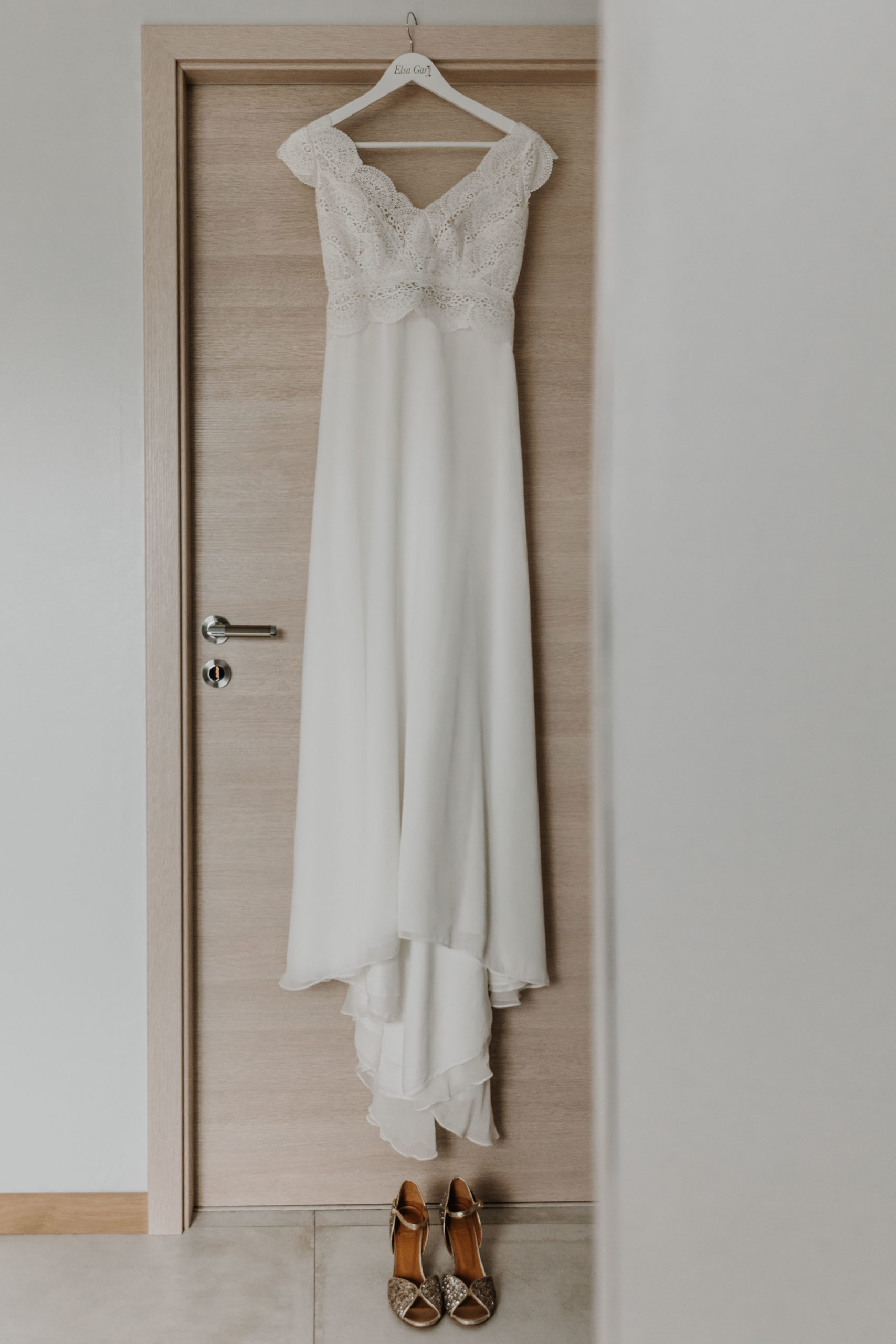 la robe de mariée accrochée sur son cintre