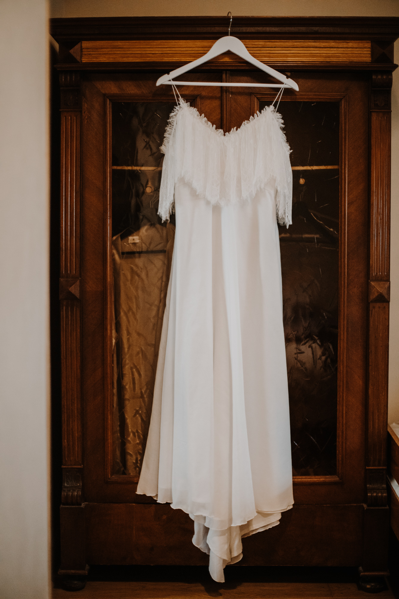 la robe de la mariée accrochée à un placard ancien