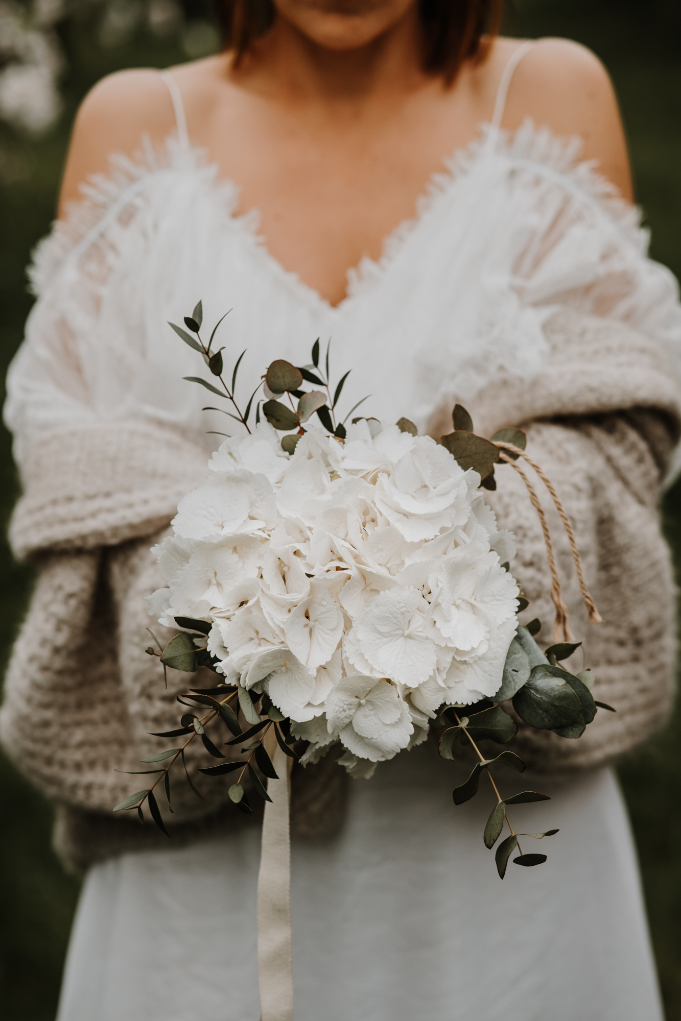 la mariée tient son bouquet d'hortensias domaine saint loup