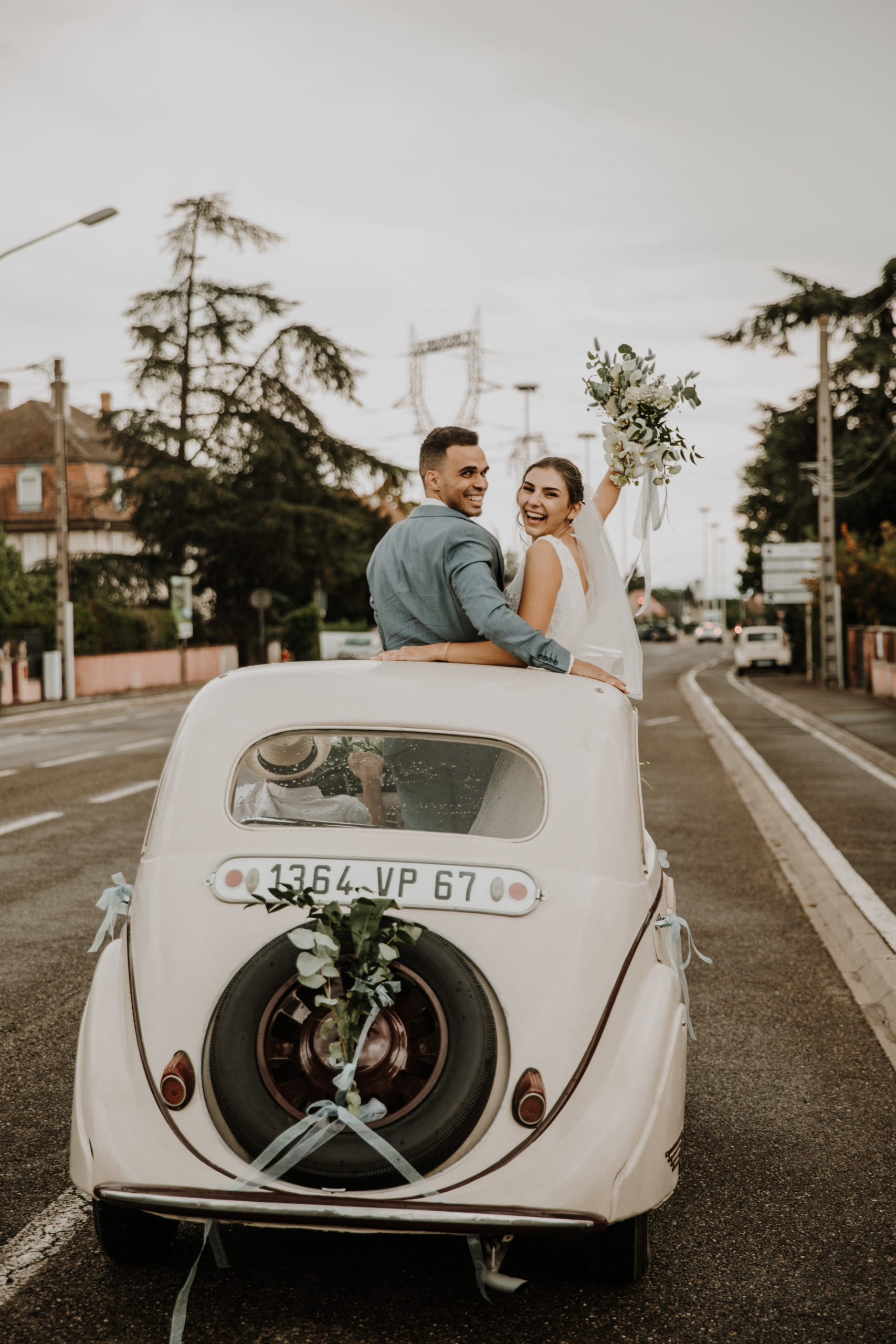 les mariés partent dans une voiture vintage