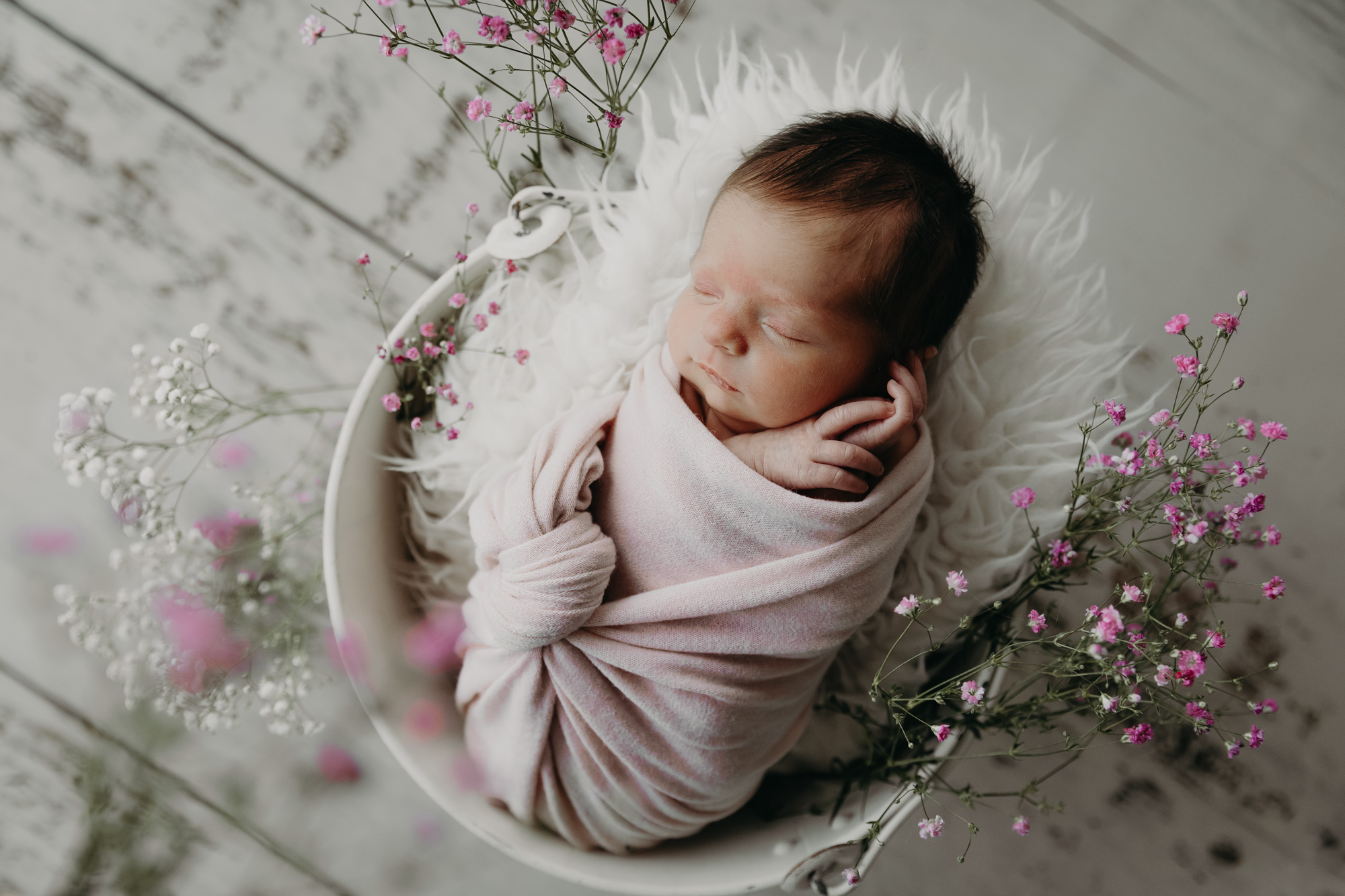 bébé endormi dans les fleurs