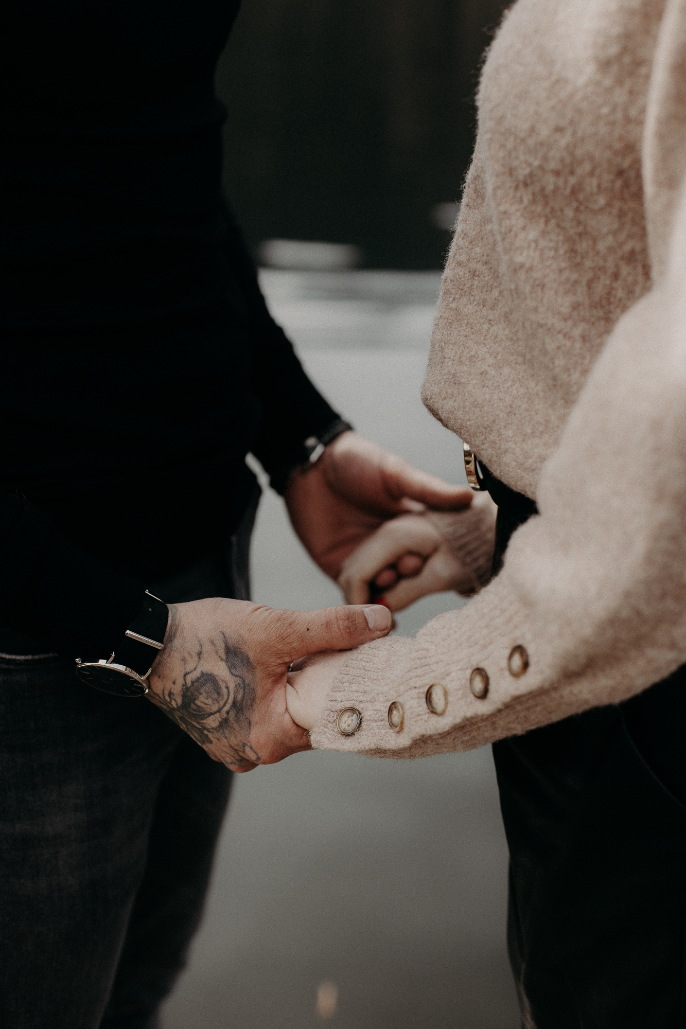 les mains entrelacées de deux amoureux