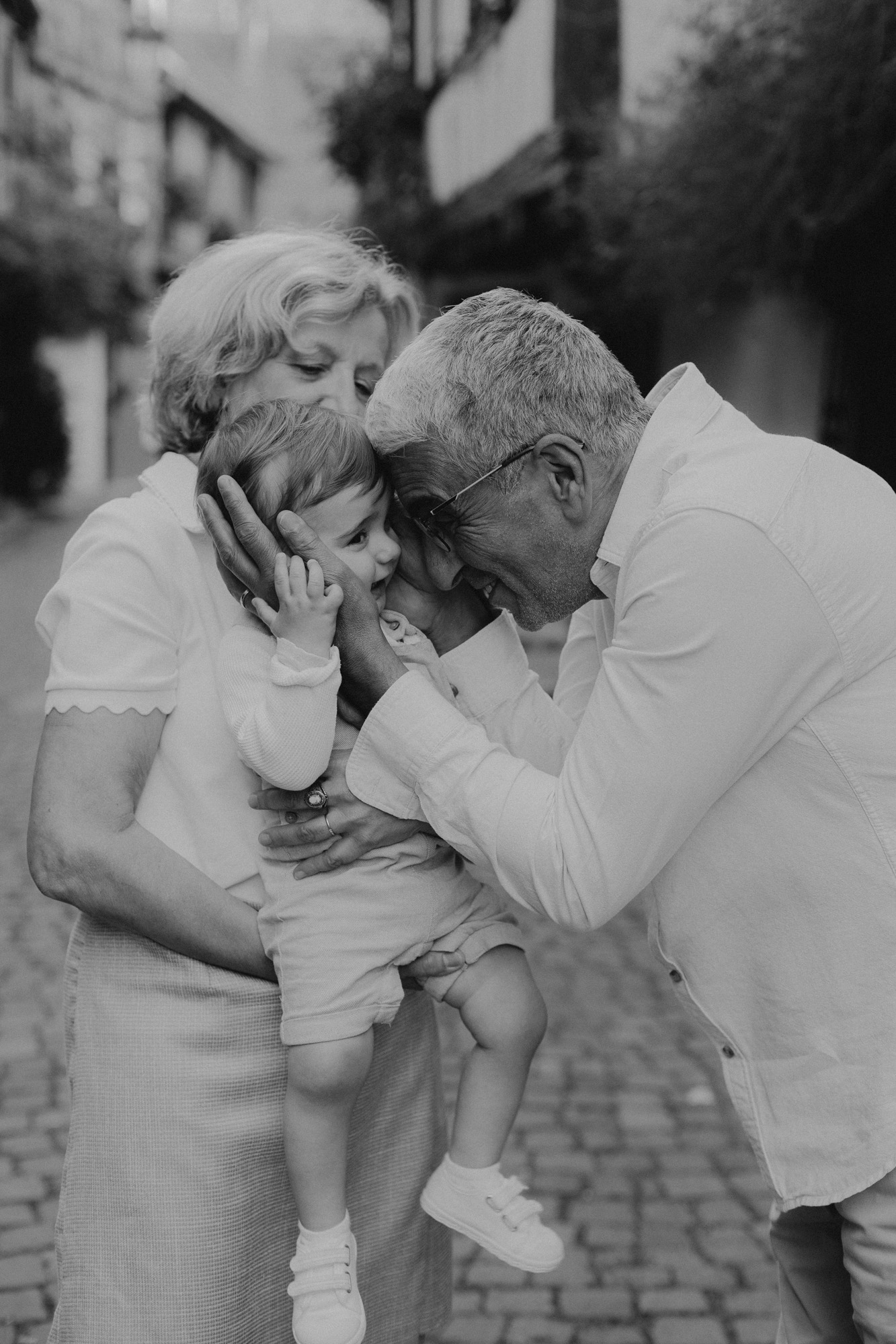 un enfant et ses grands-parents