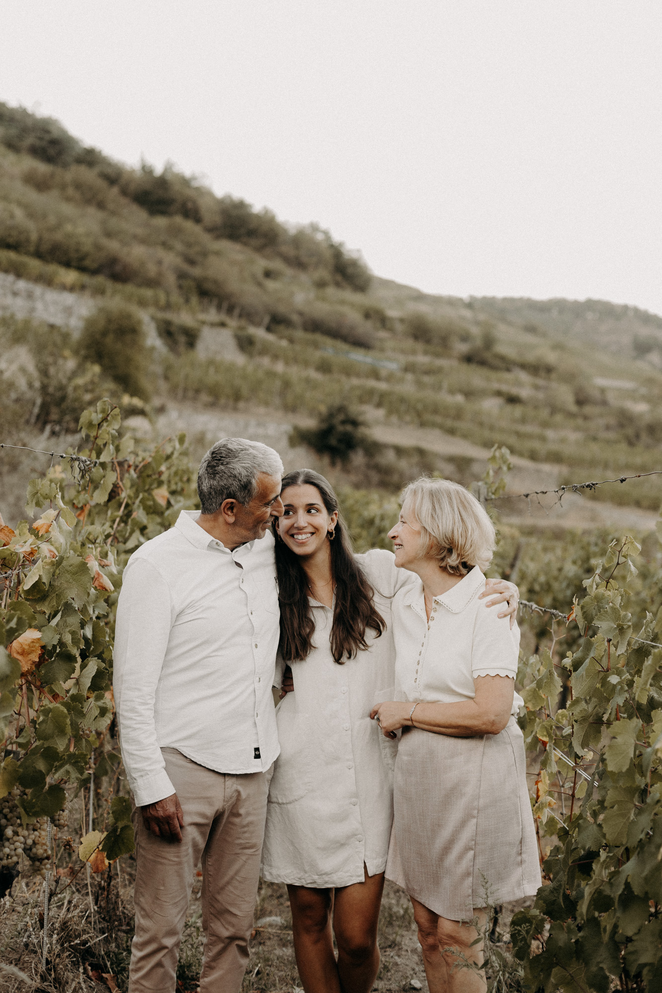 une jeune femme et ses parents dans les vignes en alsace