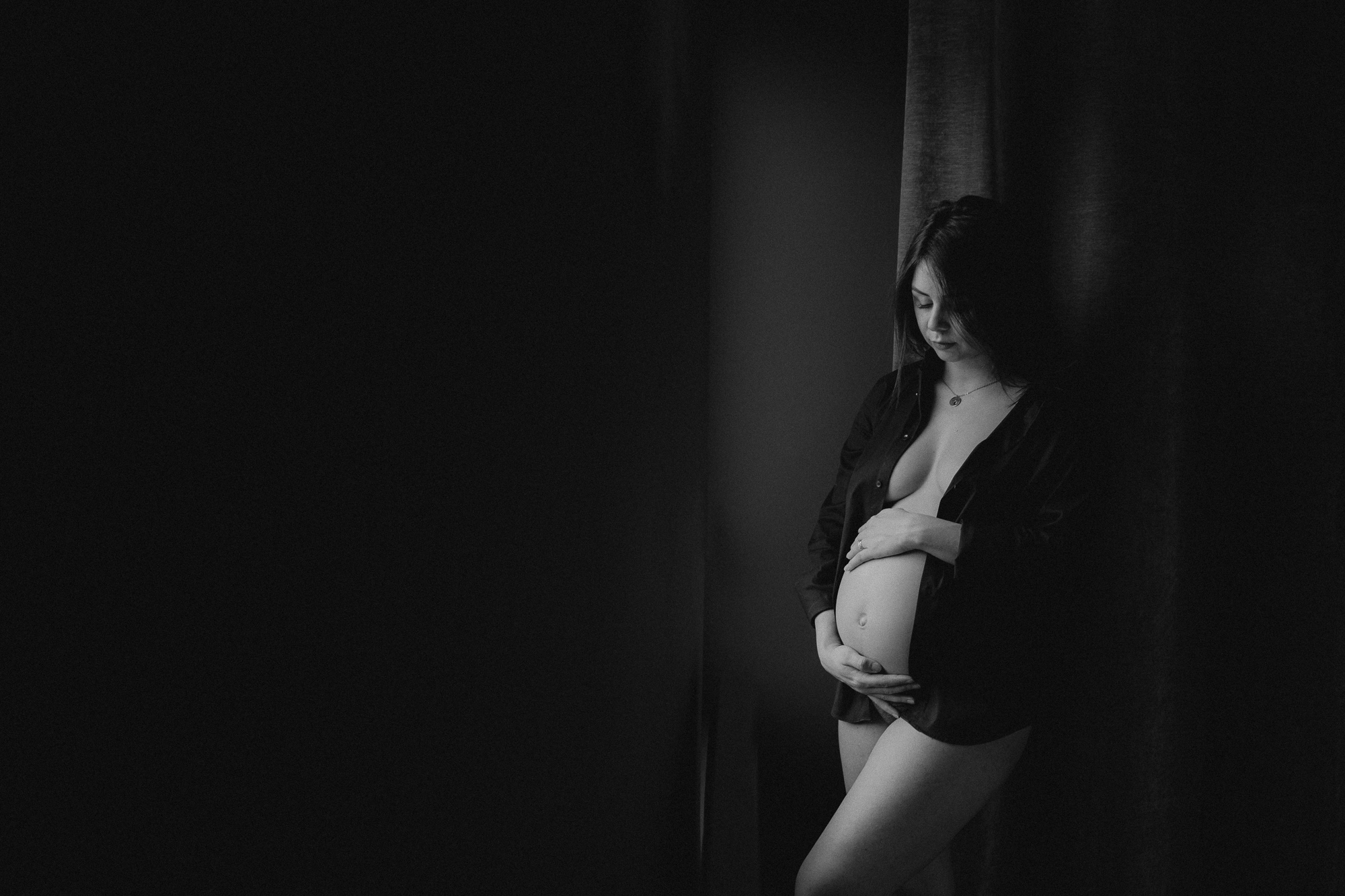 femme enceinte dénudée à la fenêtre