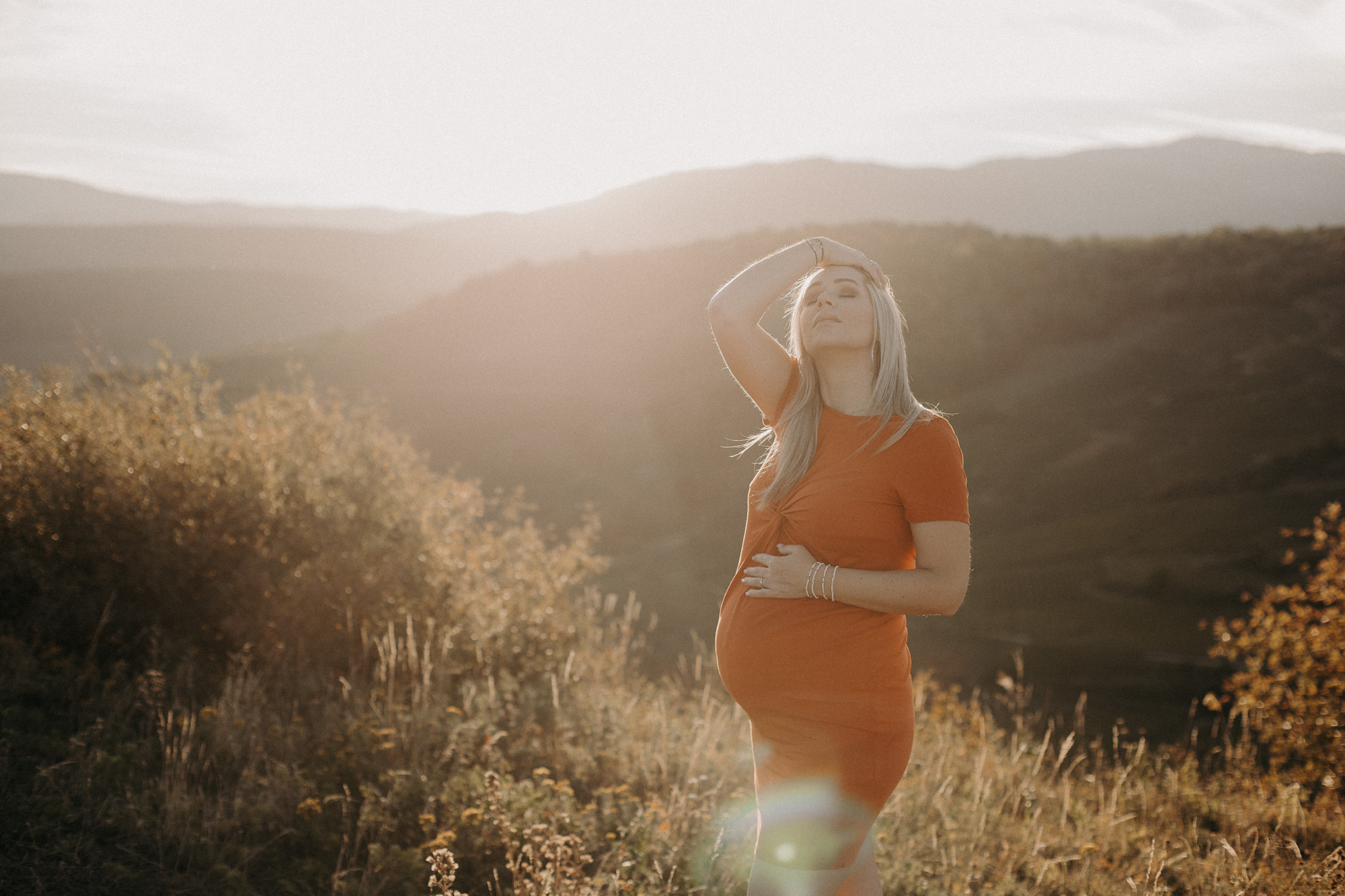 femme enceinte au coucher du soleil