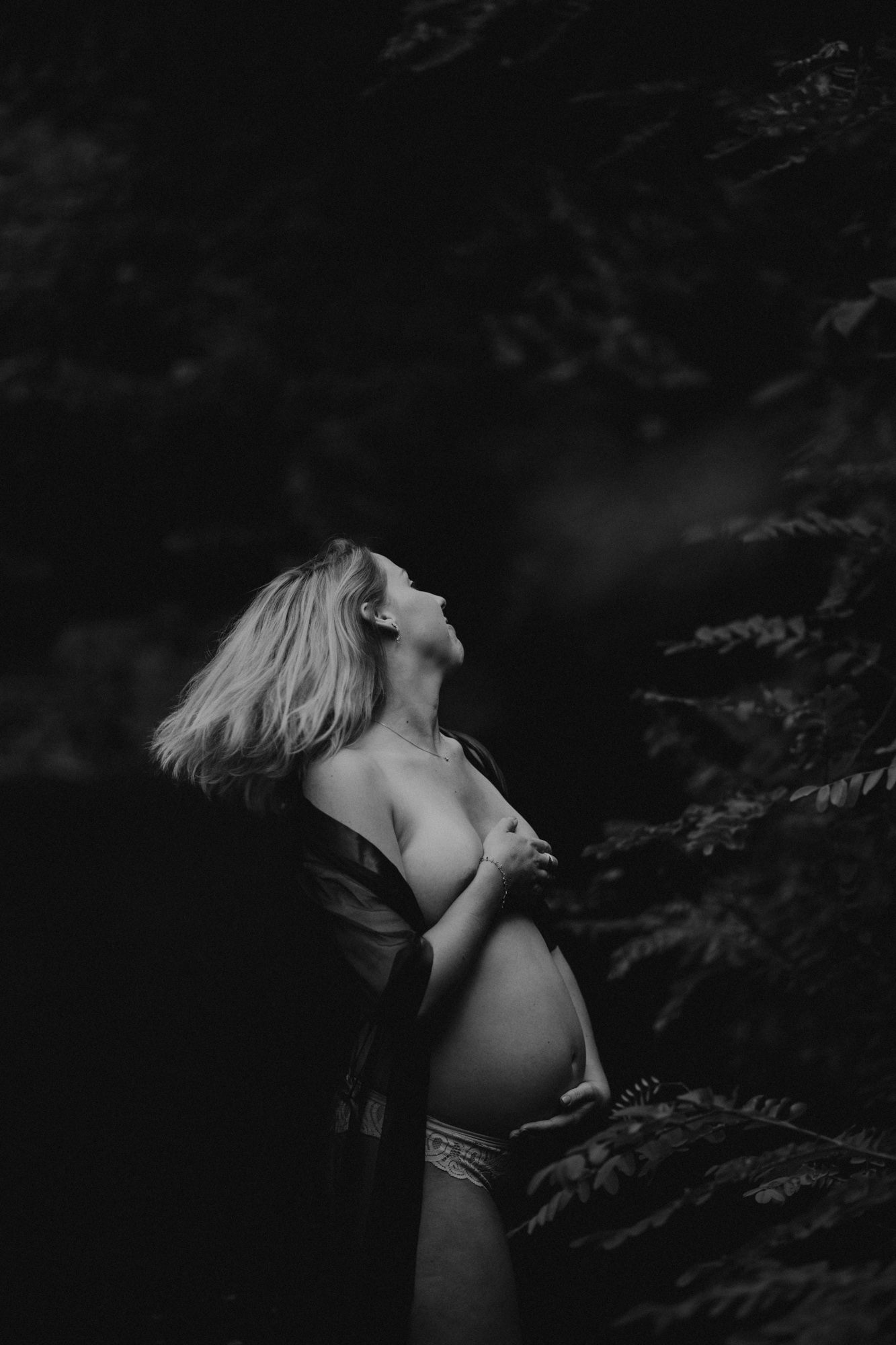 femme enceinte dénudée dans la nature