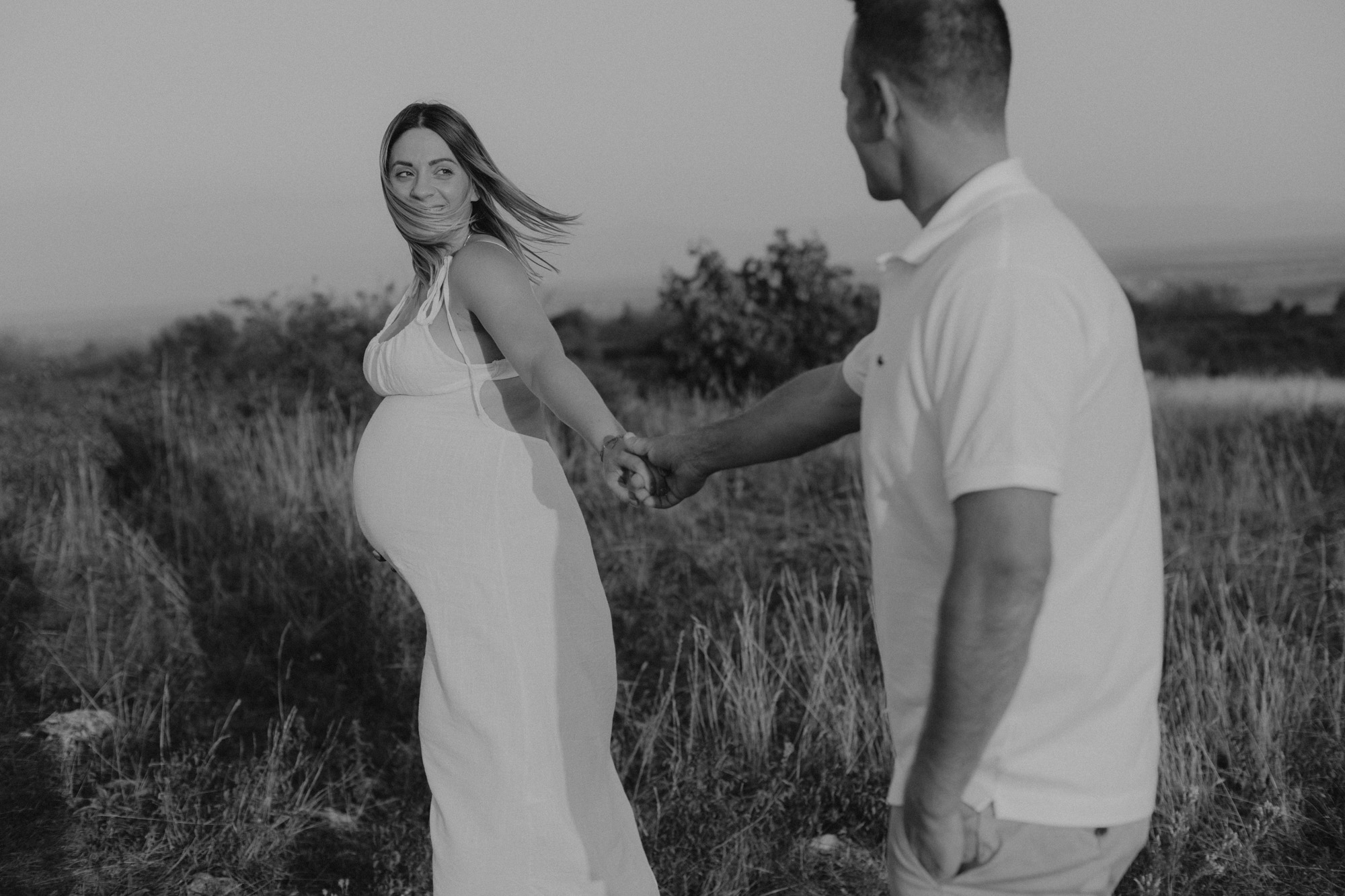 femme enceinte marche avec son mari en riant