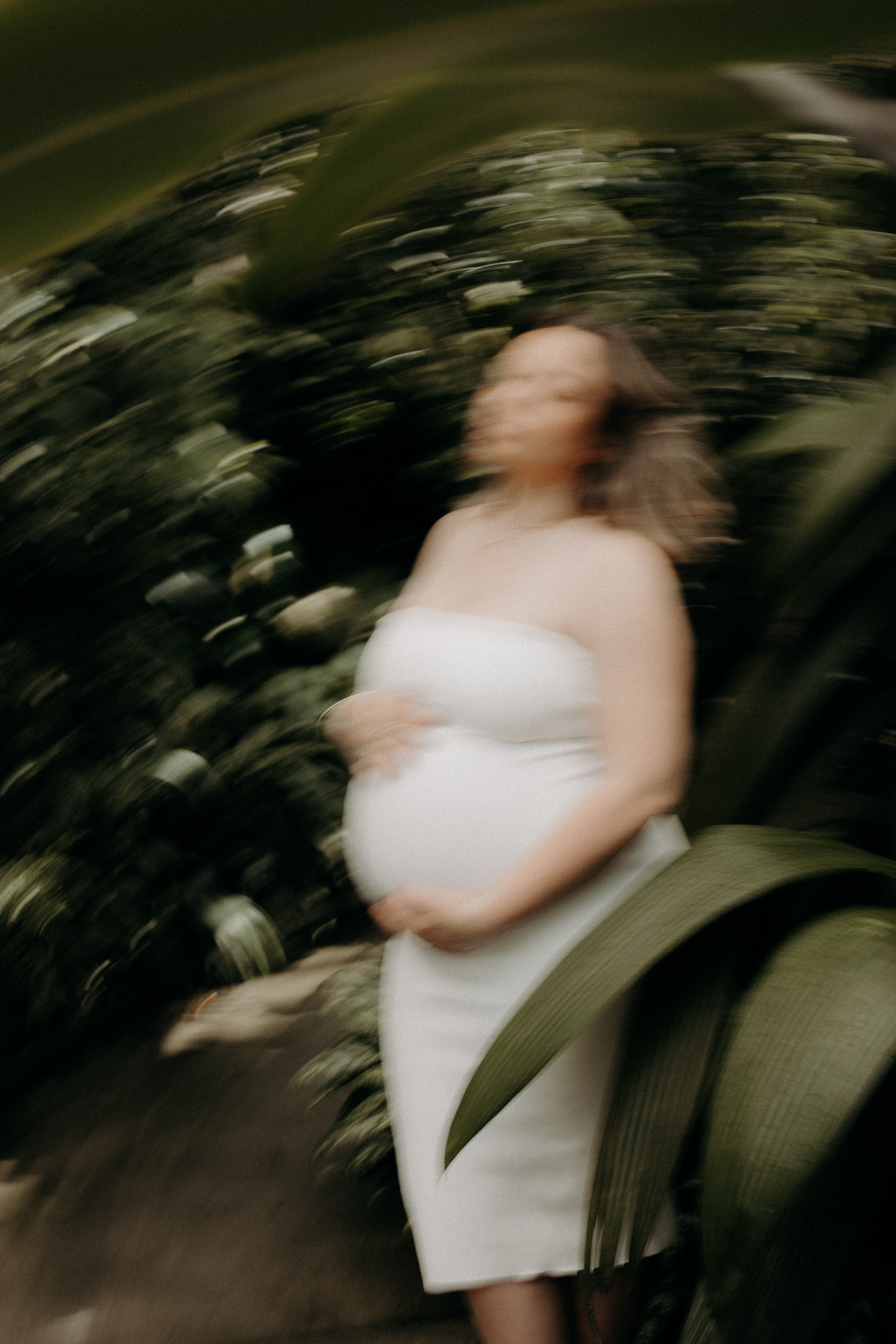 silhouette floue d'une femme enceinte en robe blanche