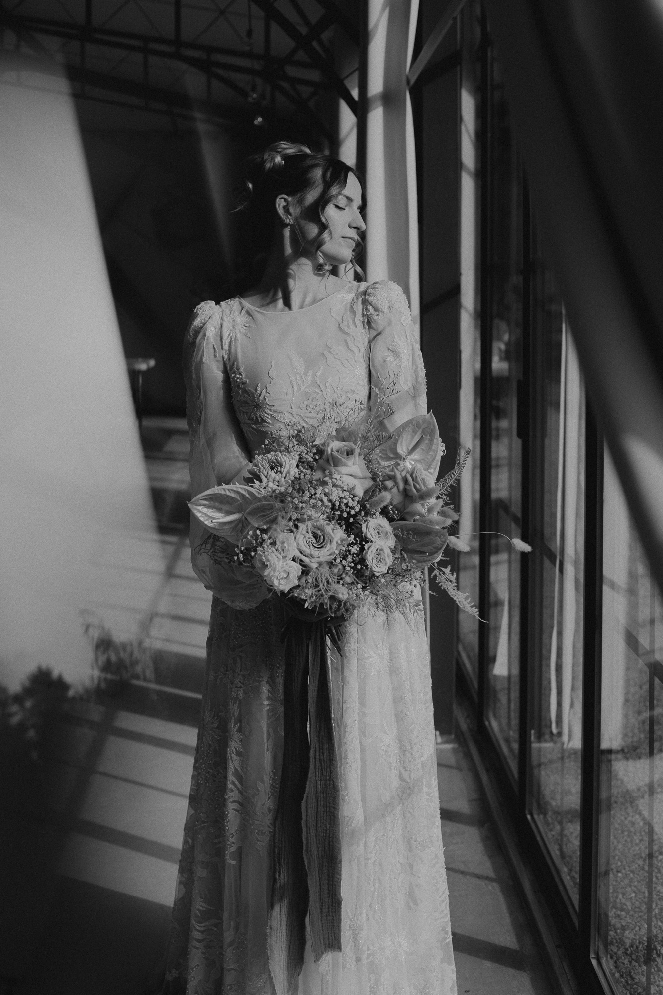 une mariée tenant son bouquet dans l'orangerie du manoir 