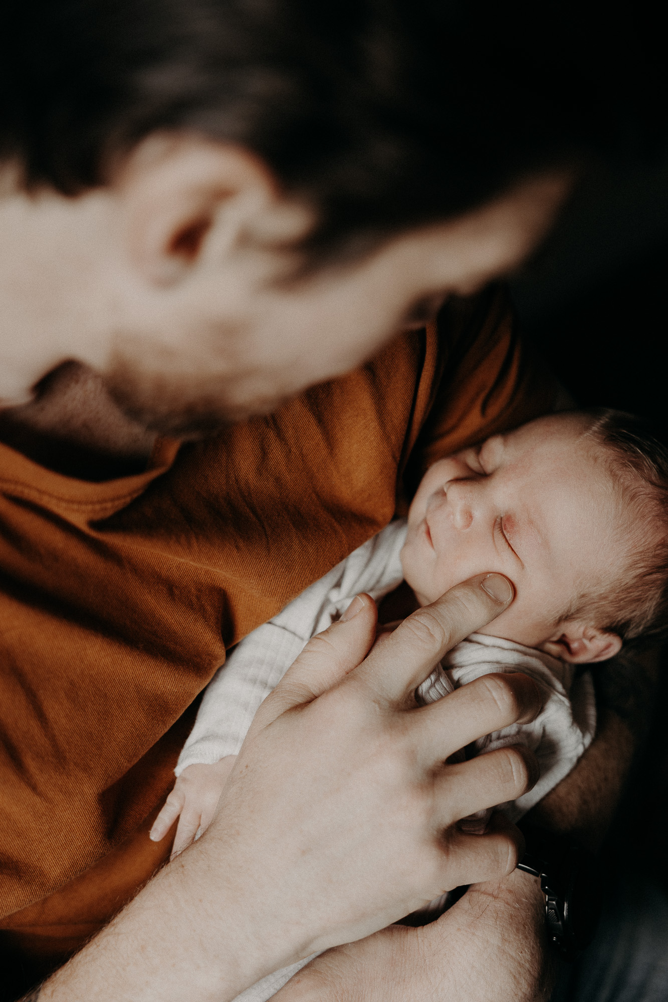 un papa tient son bébé dans les bras