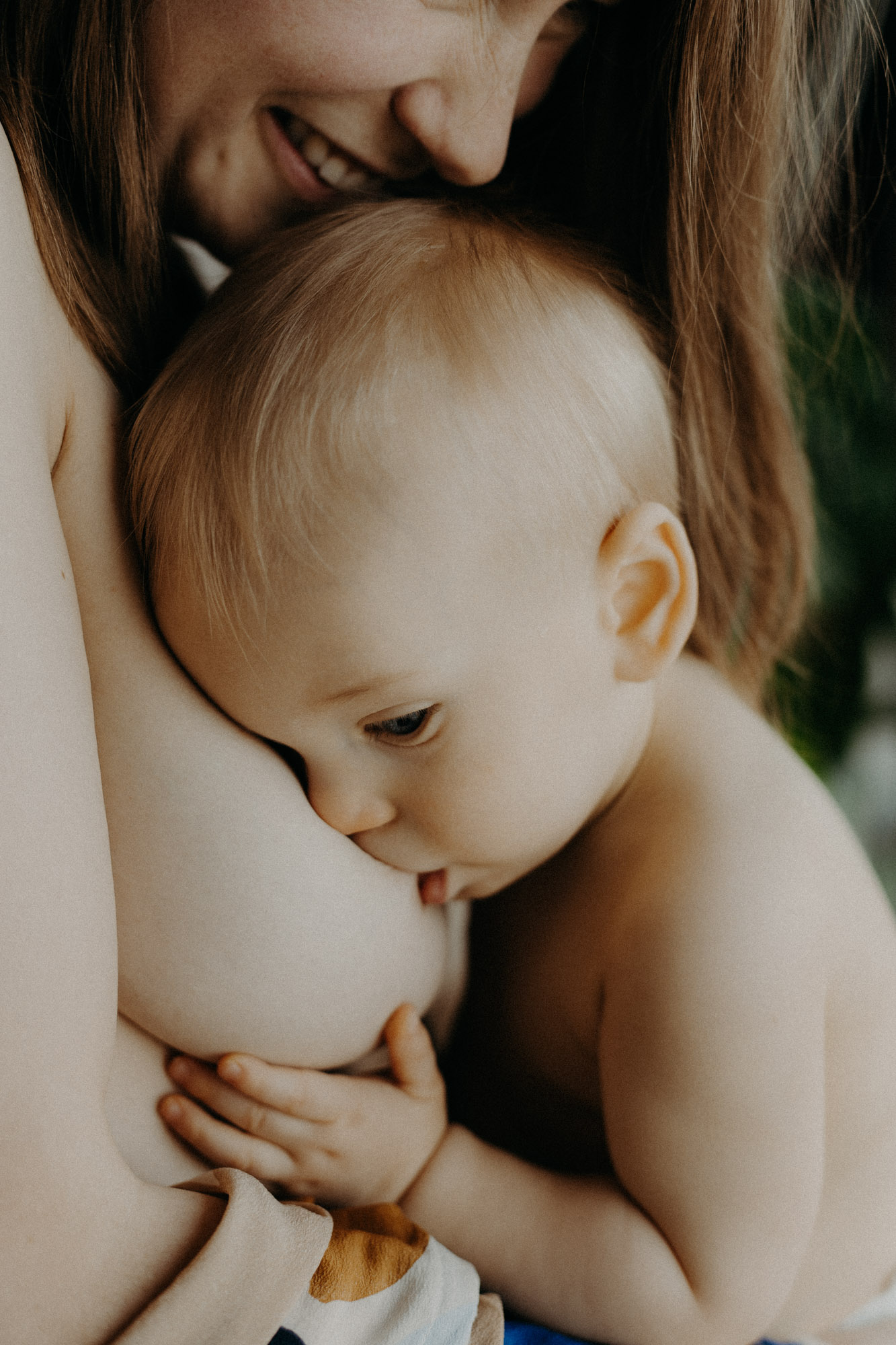 femme enceinte au soleil au bord d'un lac en hiver 