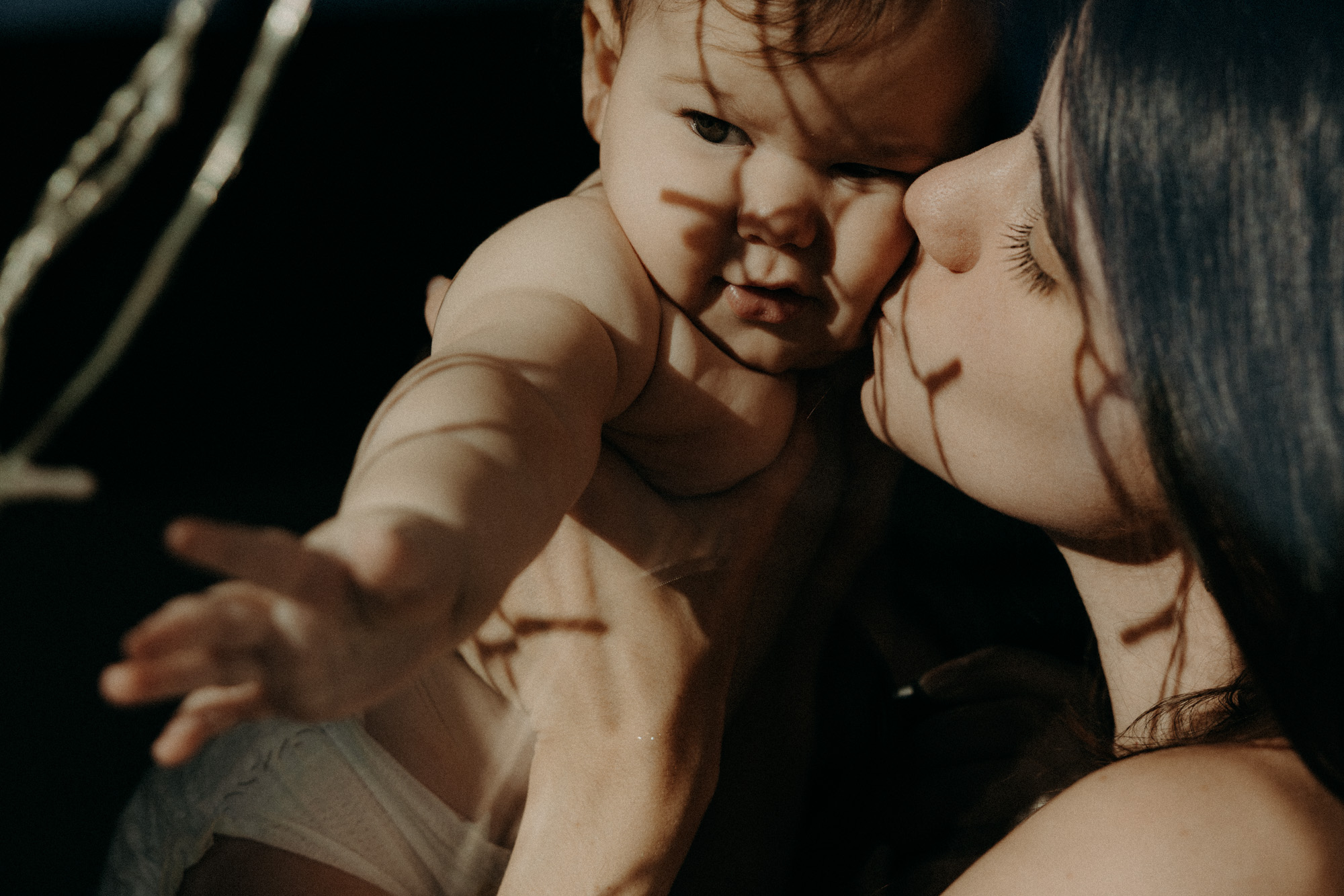 femme enceinte au soleil au bord d'un lac en hiver 