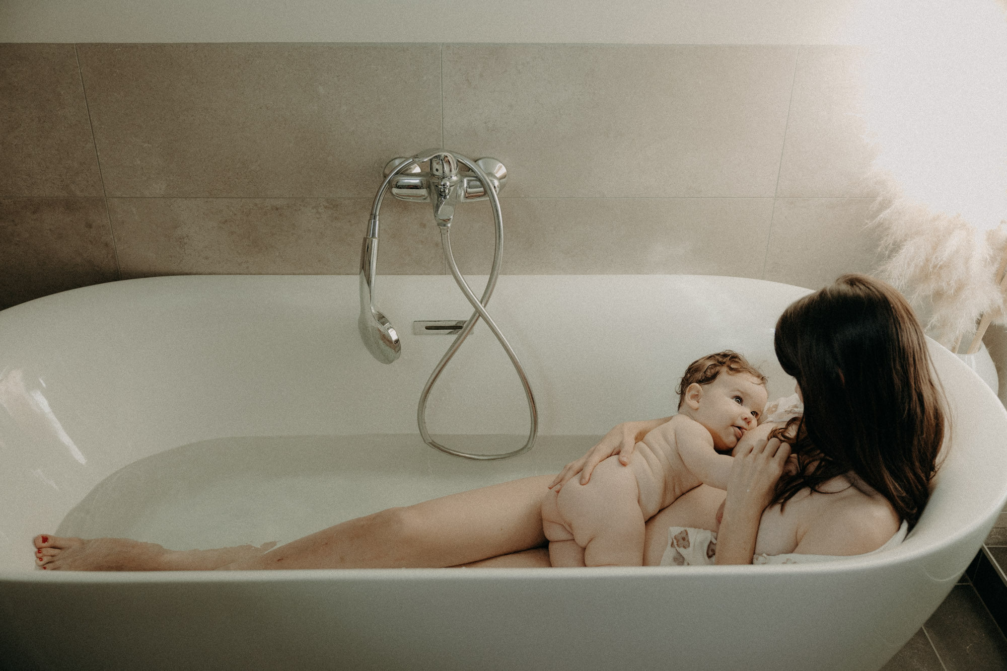 femme enceinte au soleil au bord d'un lac en hiver 