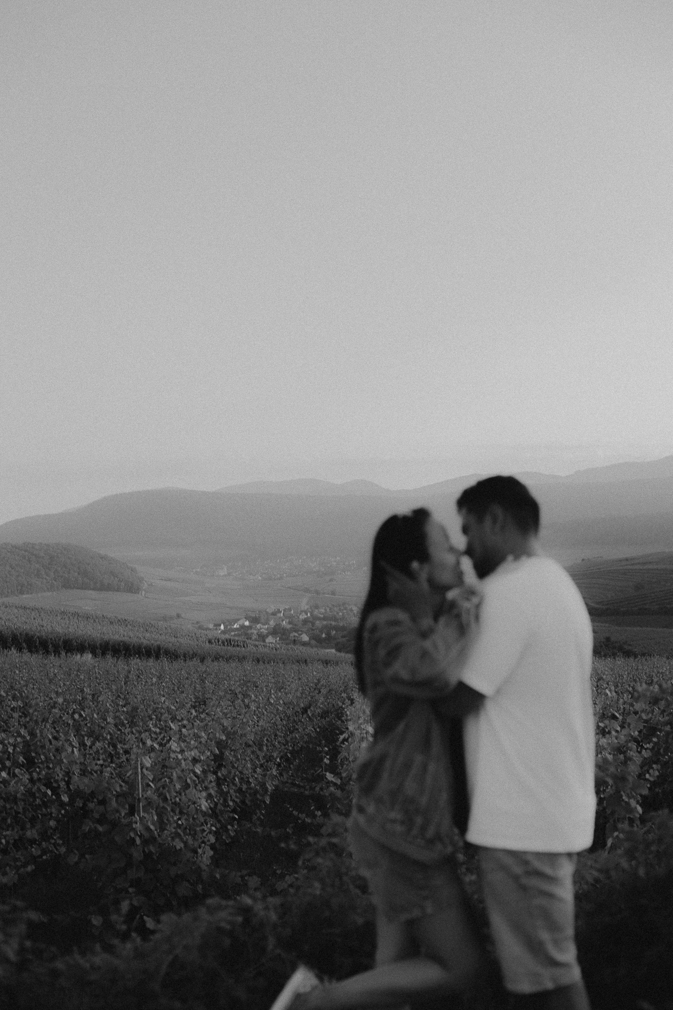 couple d'amoureux rient ensemble