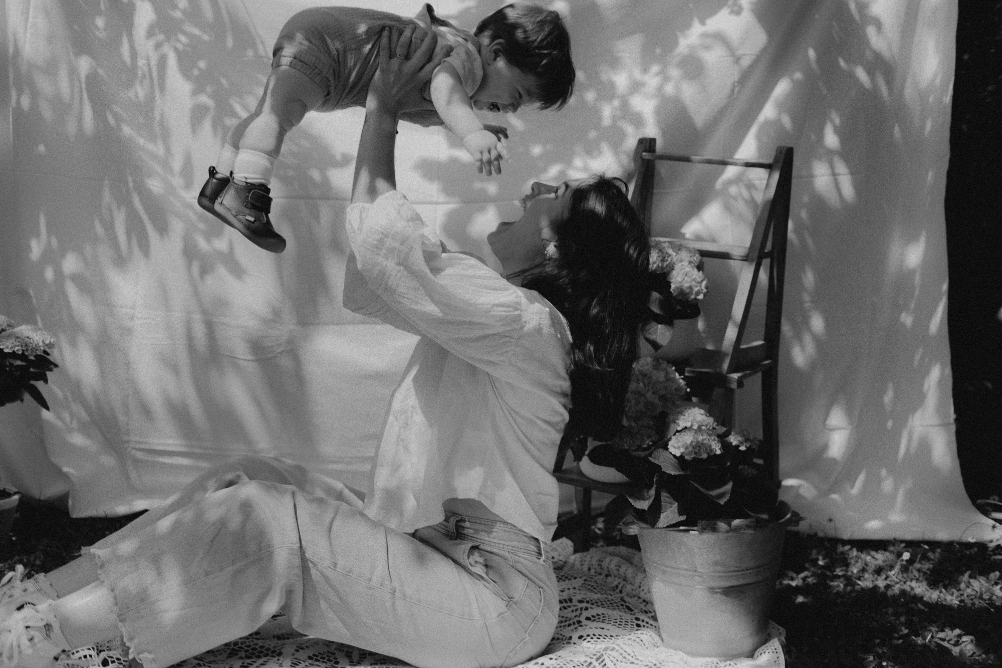 une maman embrasse tendrement son petit garçon