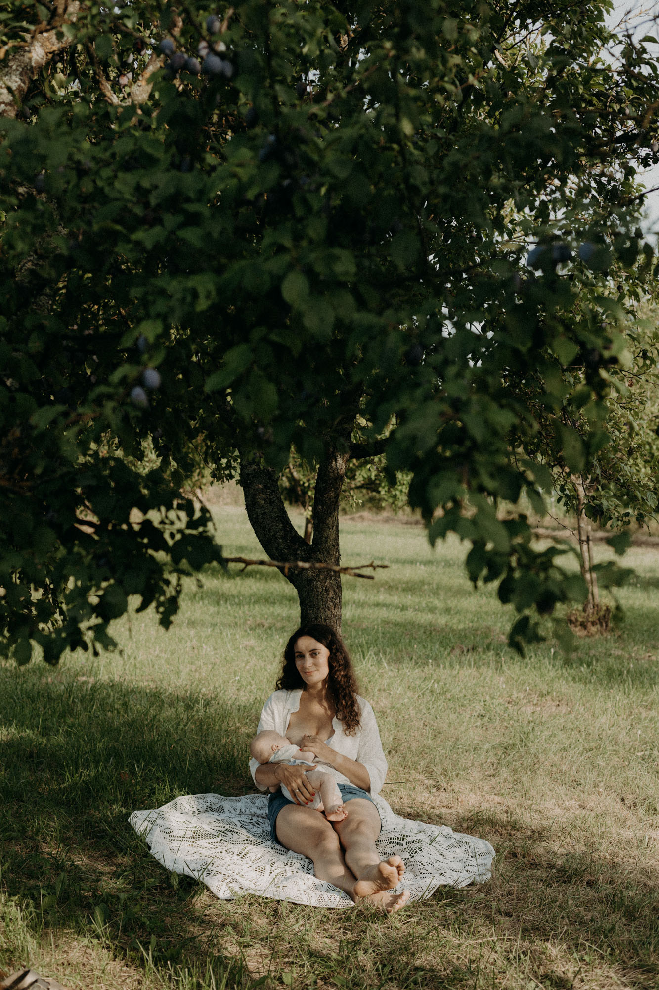 ventre de femme enceinte assise dans la rivière