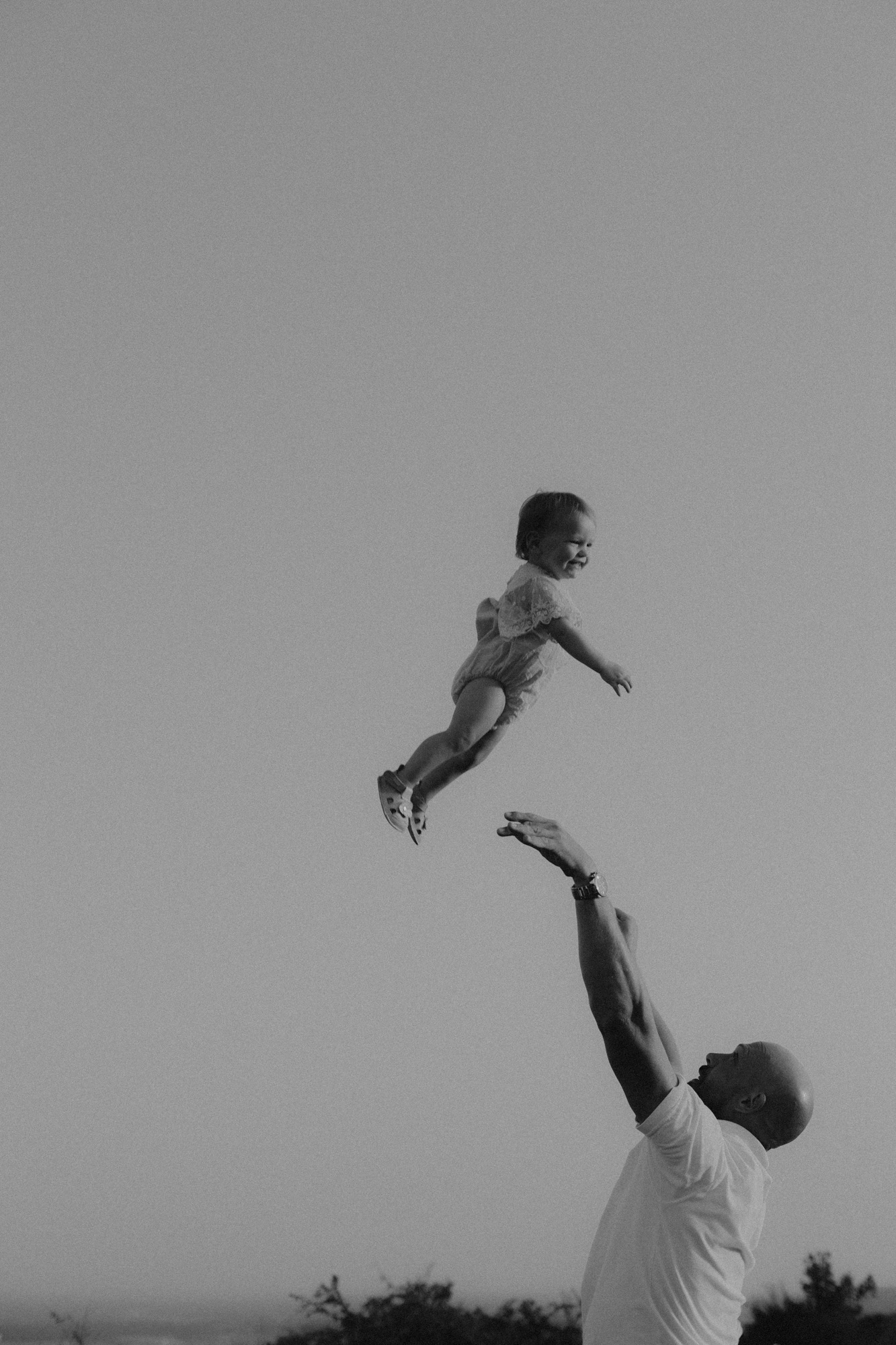 une famille se faisant un câlin dans la montagne