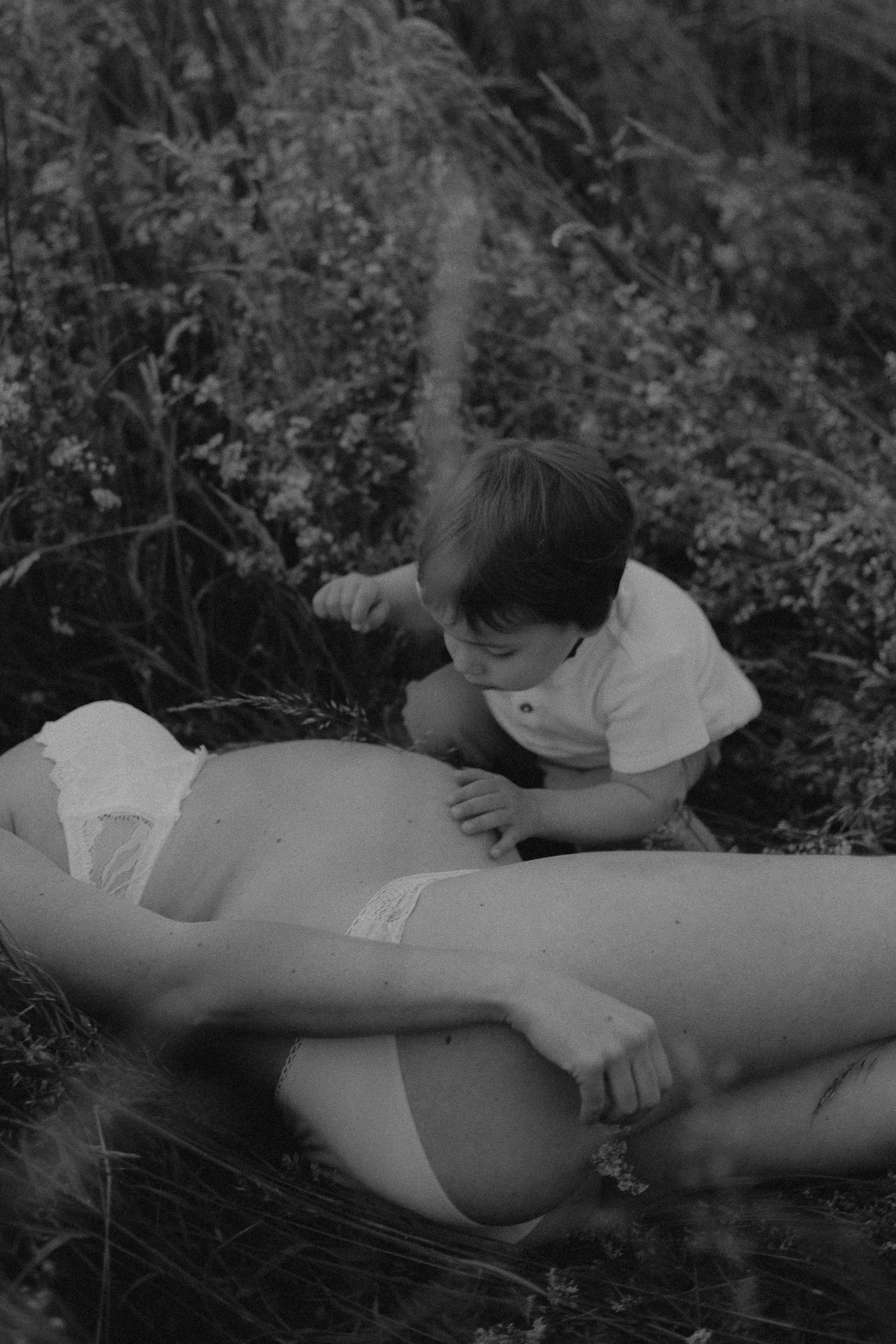 silhouette d'un ventre de femme enceinte au bord de la mer au coucher du soleil