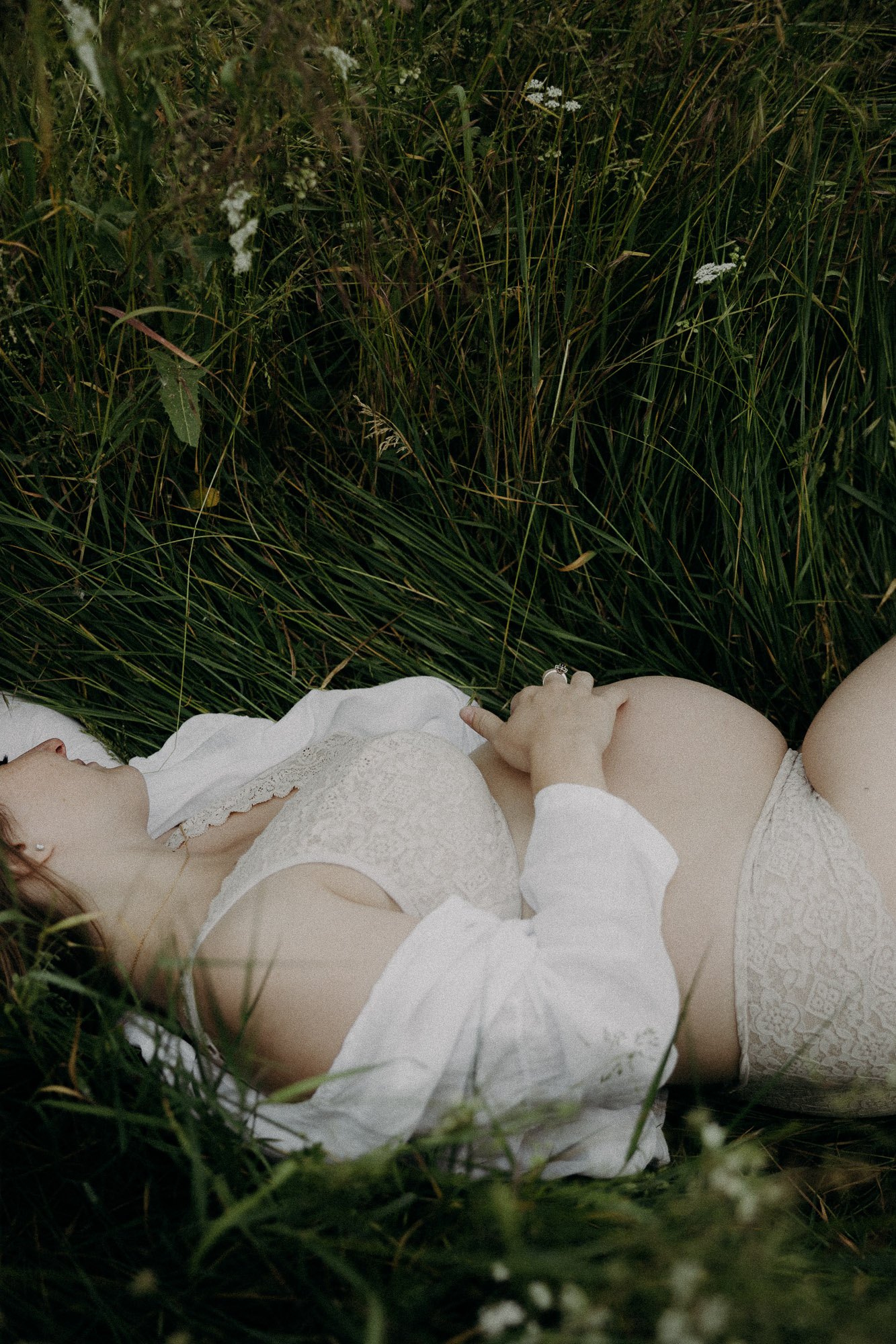 silhouette floue d'une femme enceinte en robe blanche