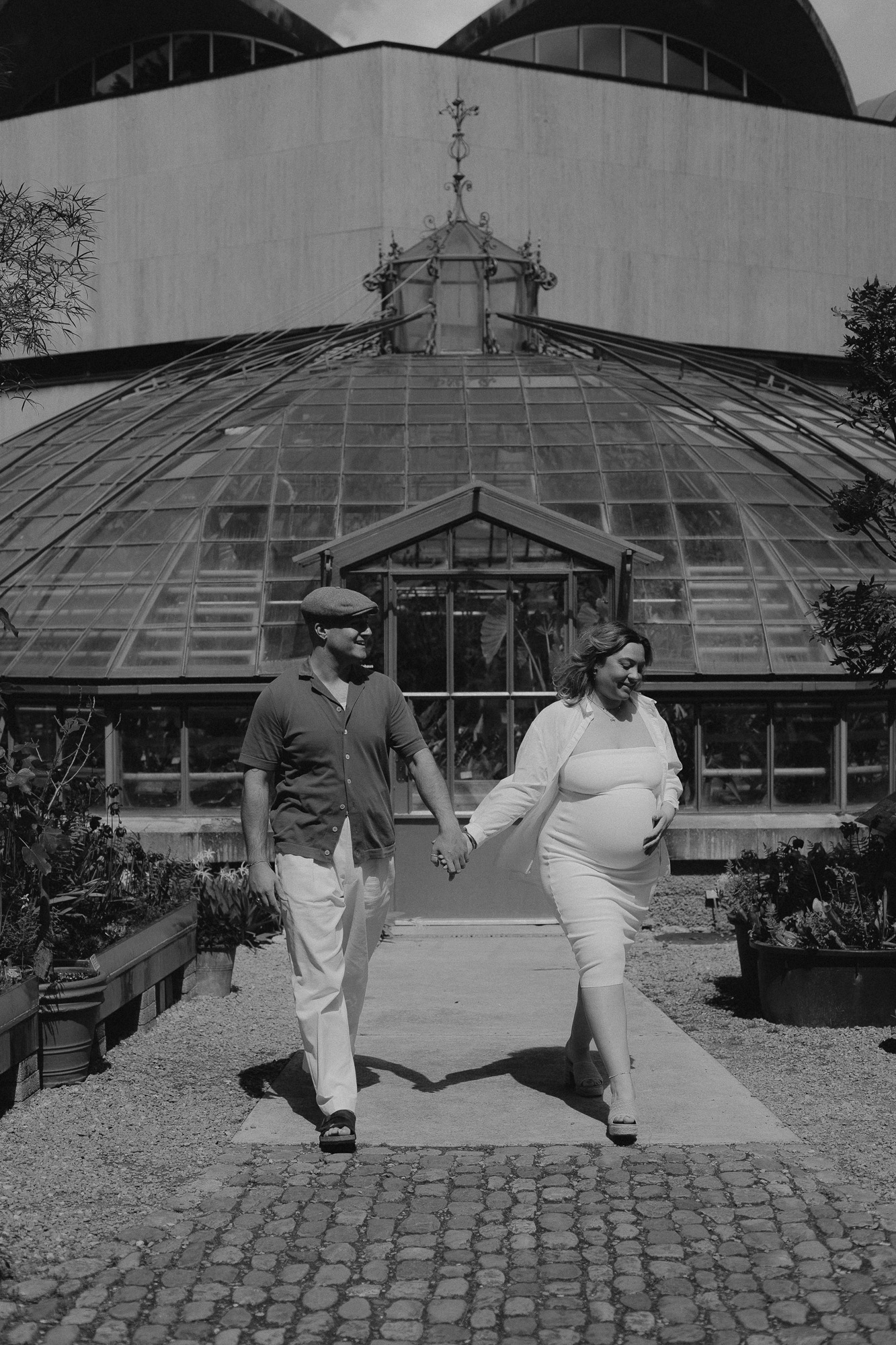 silhouette d'un ventre de femme enceinte au bord de la mer au coucher du soleil