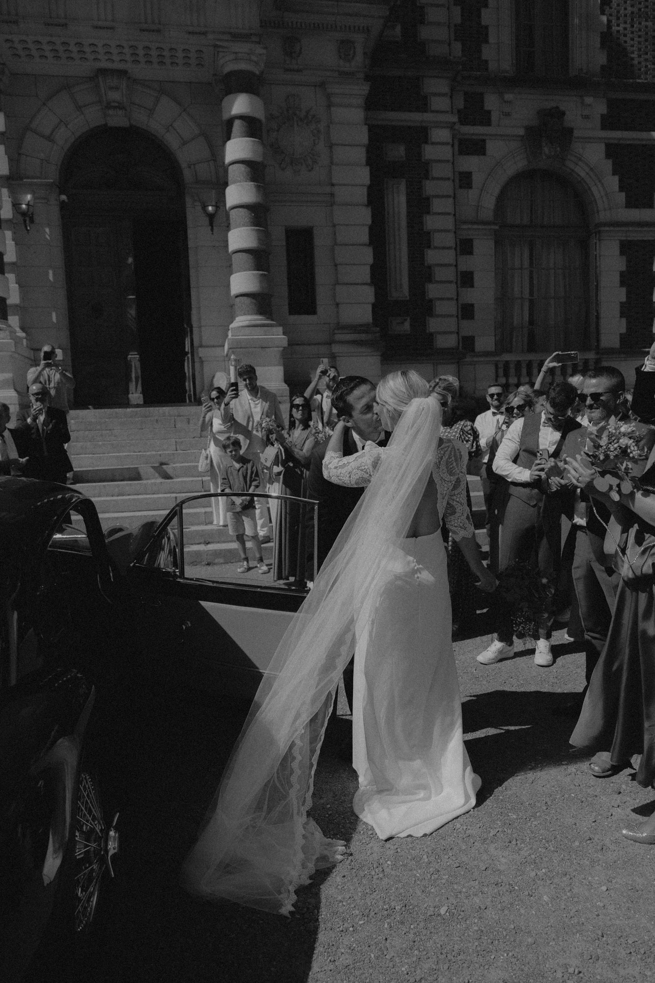 bébé main dans la main avec papa