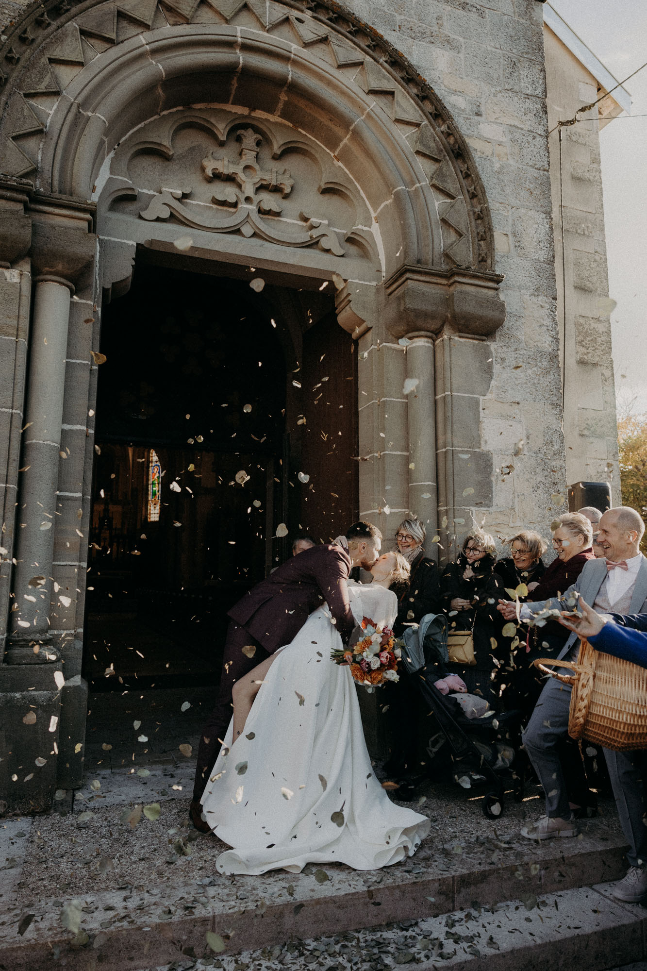 alliances posées sur un corail blanc