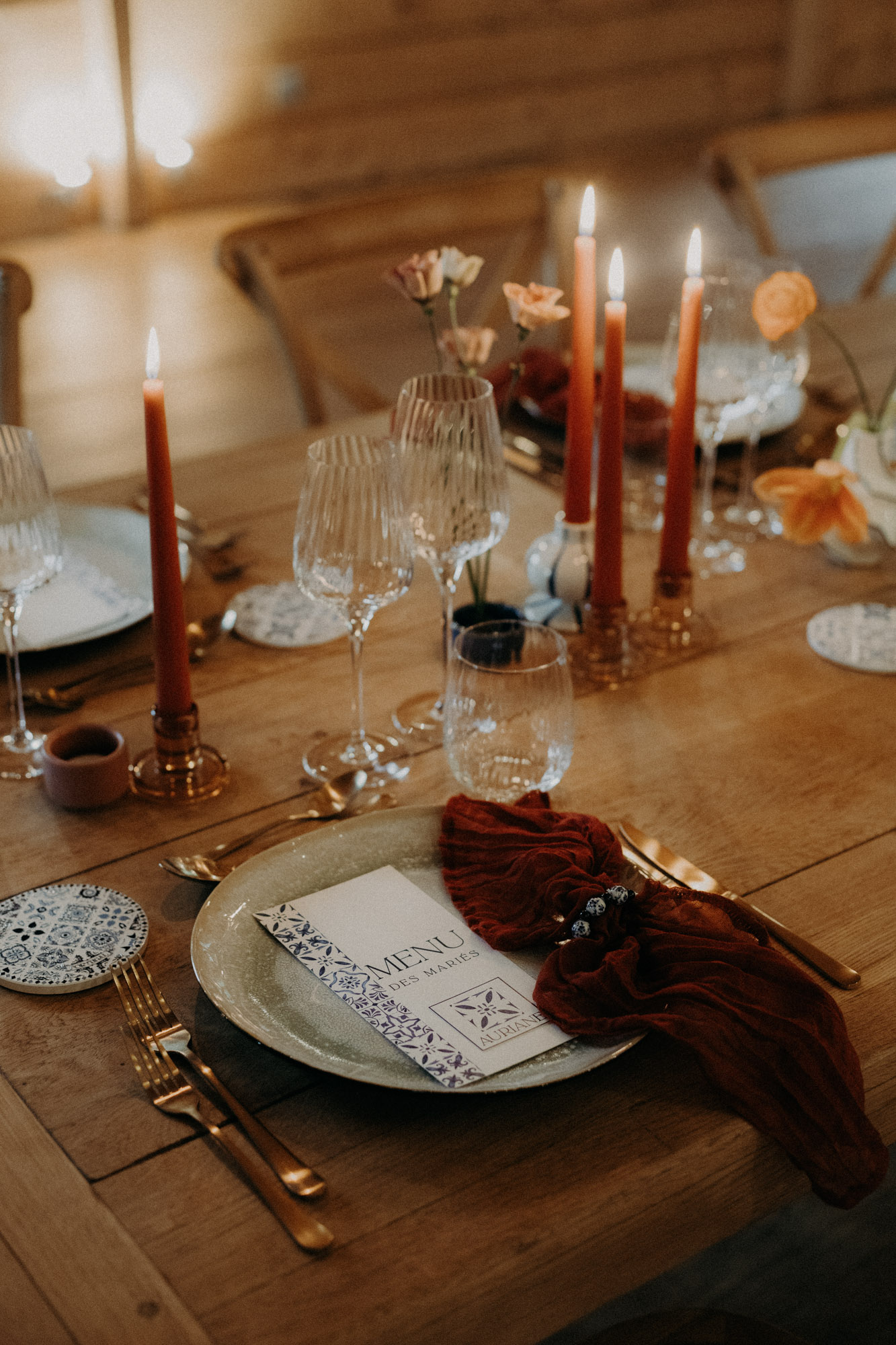 day after mariage les mariés en randonnée portent u sac à dos