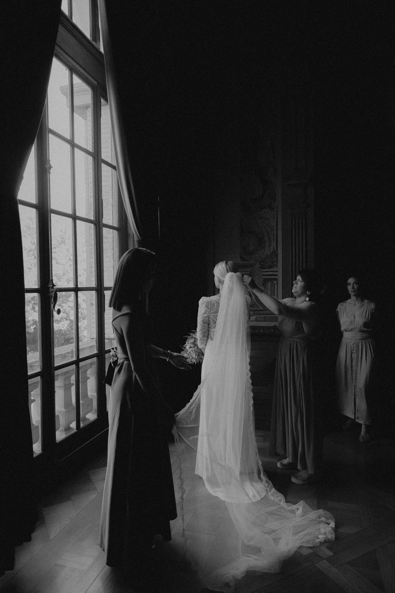 les mariés se tiennent la main mariage domaine saint loup