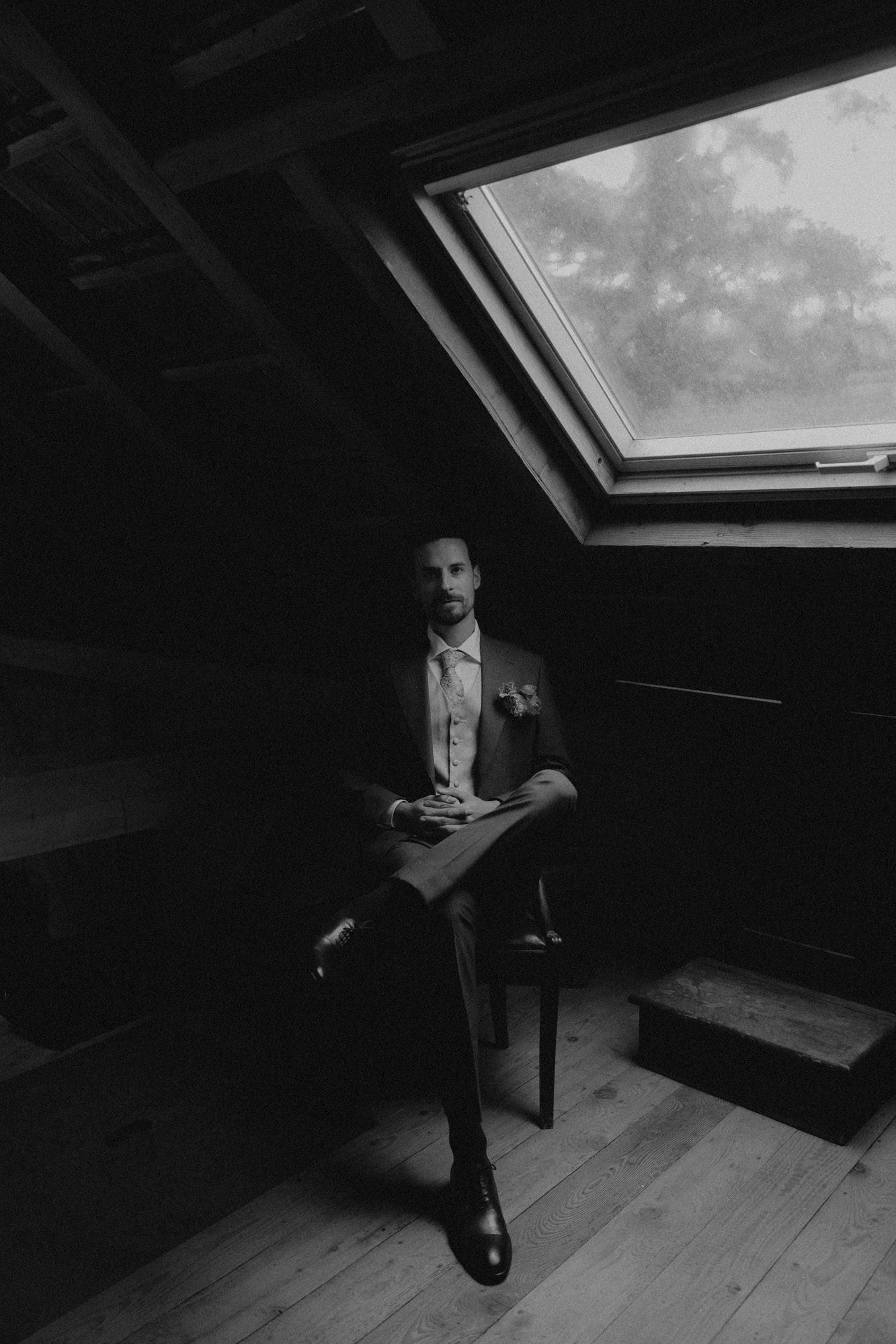 les mariés marchent dans la montagne au coucher du soleil 