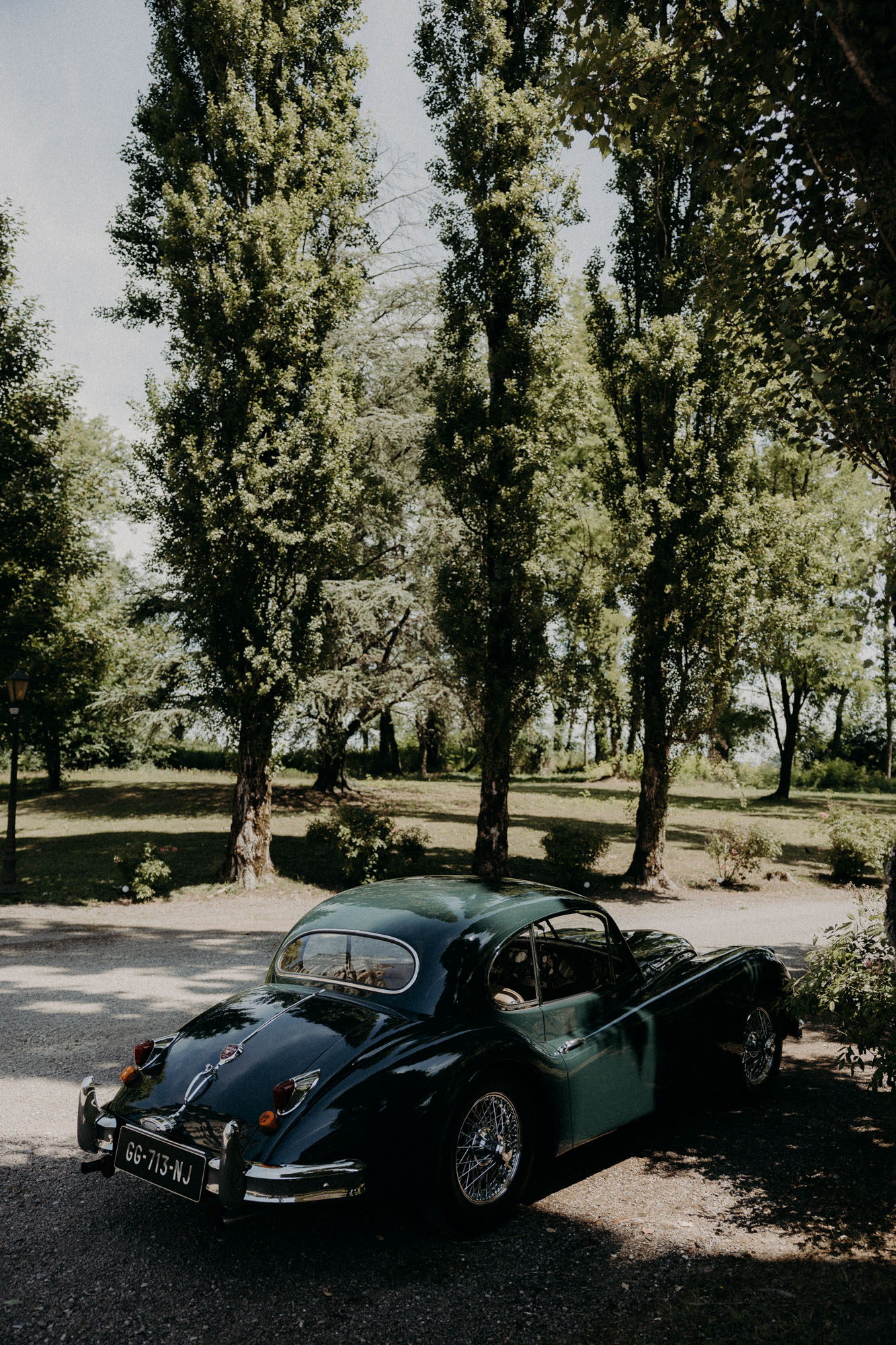 la mariée se prépare devant le miroir au domaine saint loup