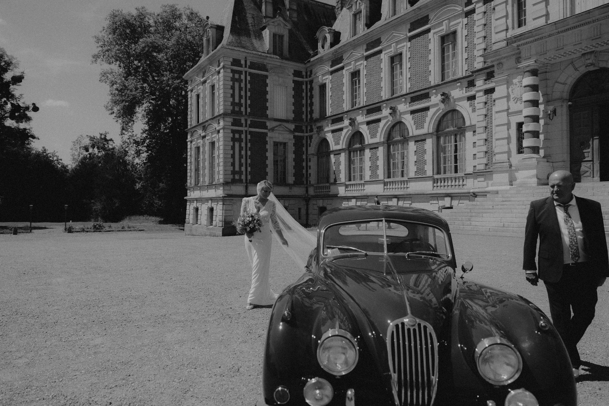 la mariée se prépare devant le miroir au domaine saint loup